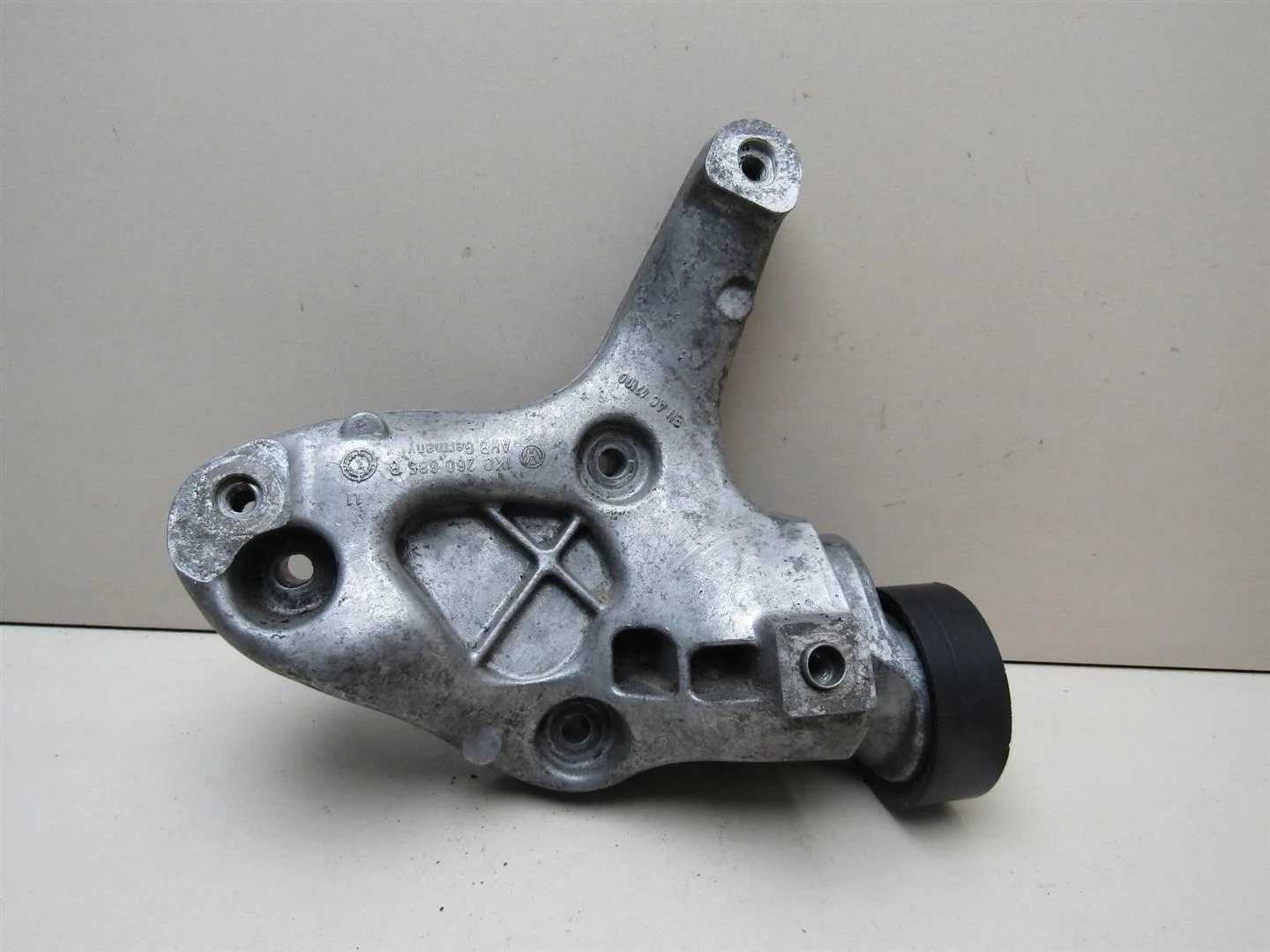 Кронштейн кондиционера VW Passat (B7) 2011-2015  [1K0260885B]  1.4 BLN в Вологде