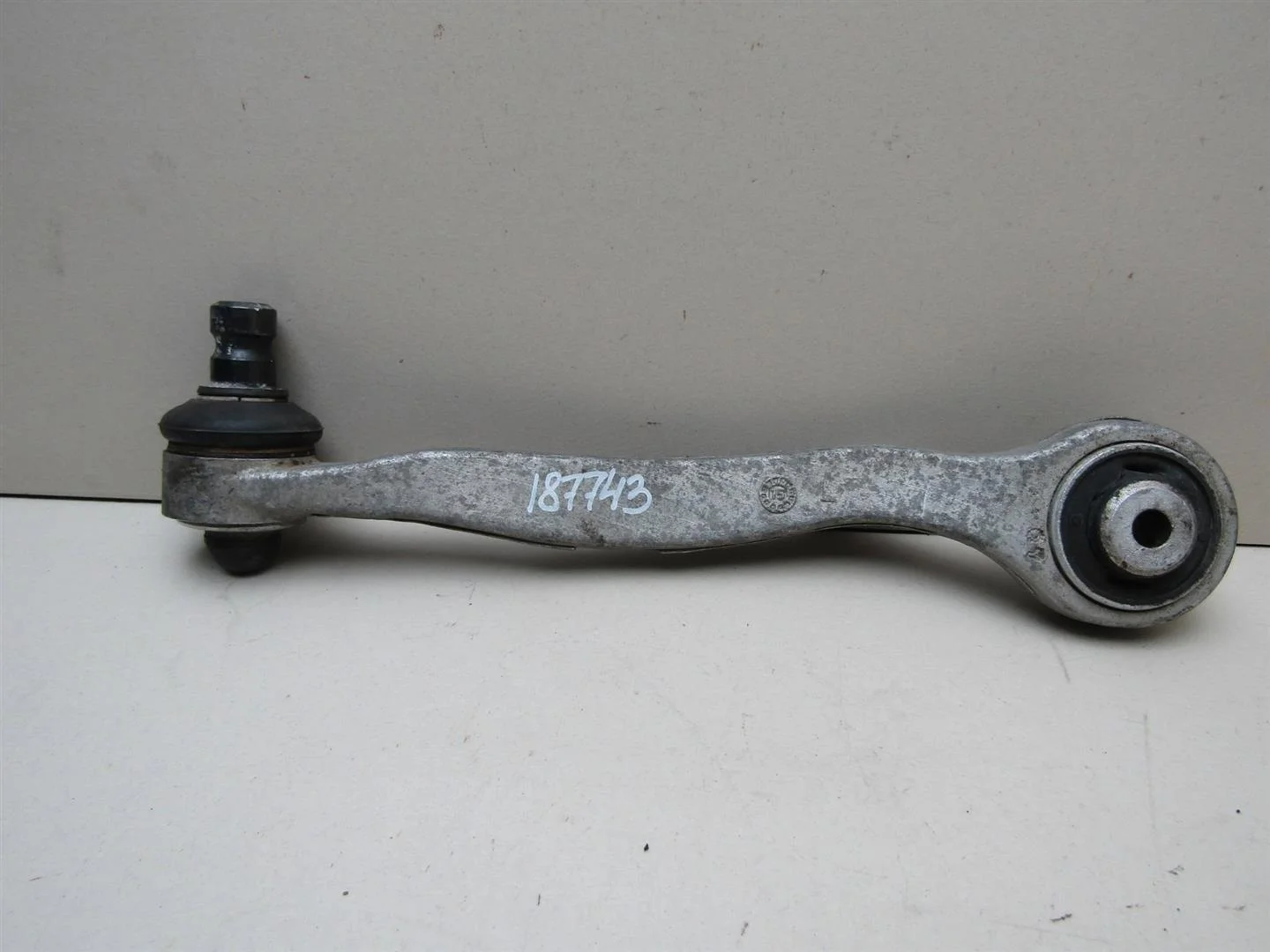 Рычаг передний верхний левый задний Audi Allroad quattro 2005-2012  [4E0407509G]  в Вологде