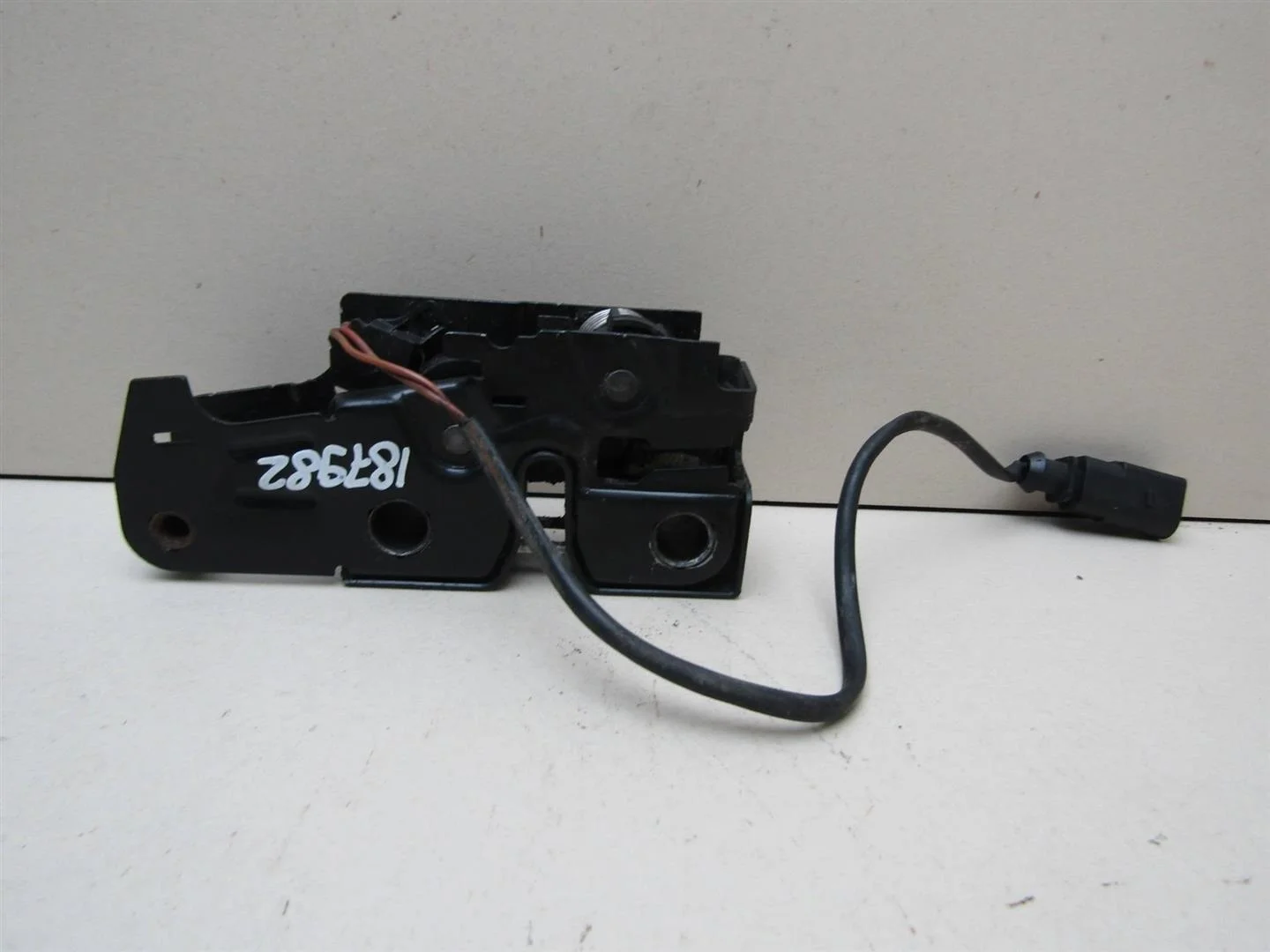 Замок капота Skoda Octavia (A5 1Z-) 2004-2013  [1Z0823509E]  в Вологде