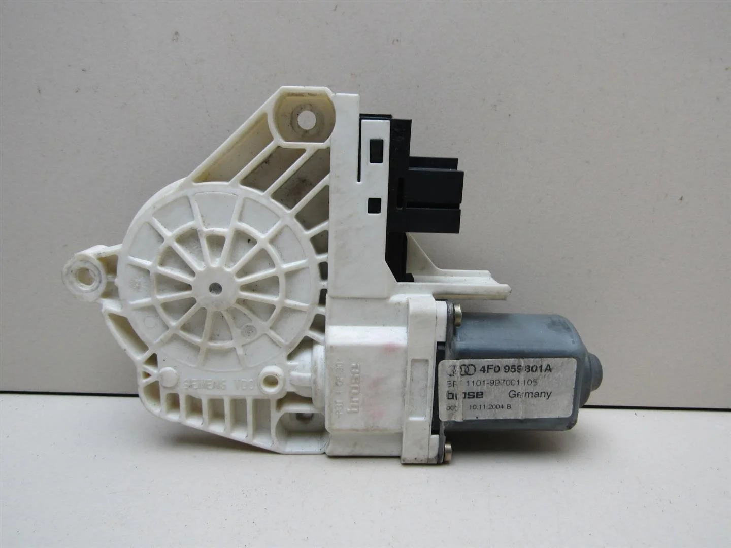 Моторчик стеклоподъемника Audi A6 (C6,4F) 2005-2011  [4F0959801A]  в Вологде