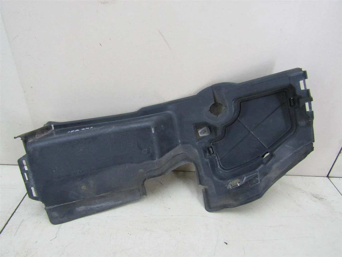 Воздуховод радиатора левый BMW 5-серия E60\E61 2003-2009  [51717050649]  в Вологде