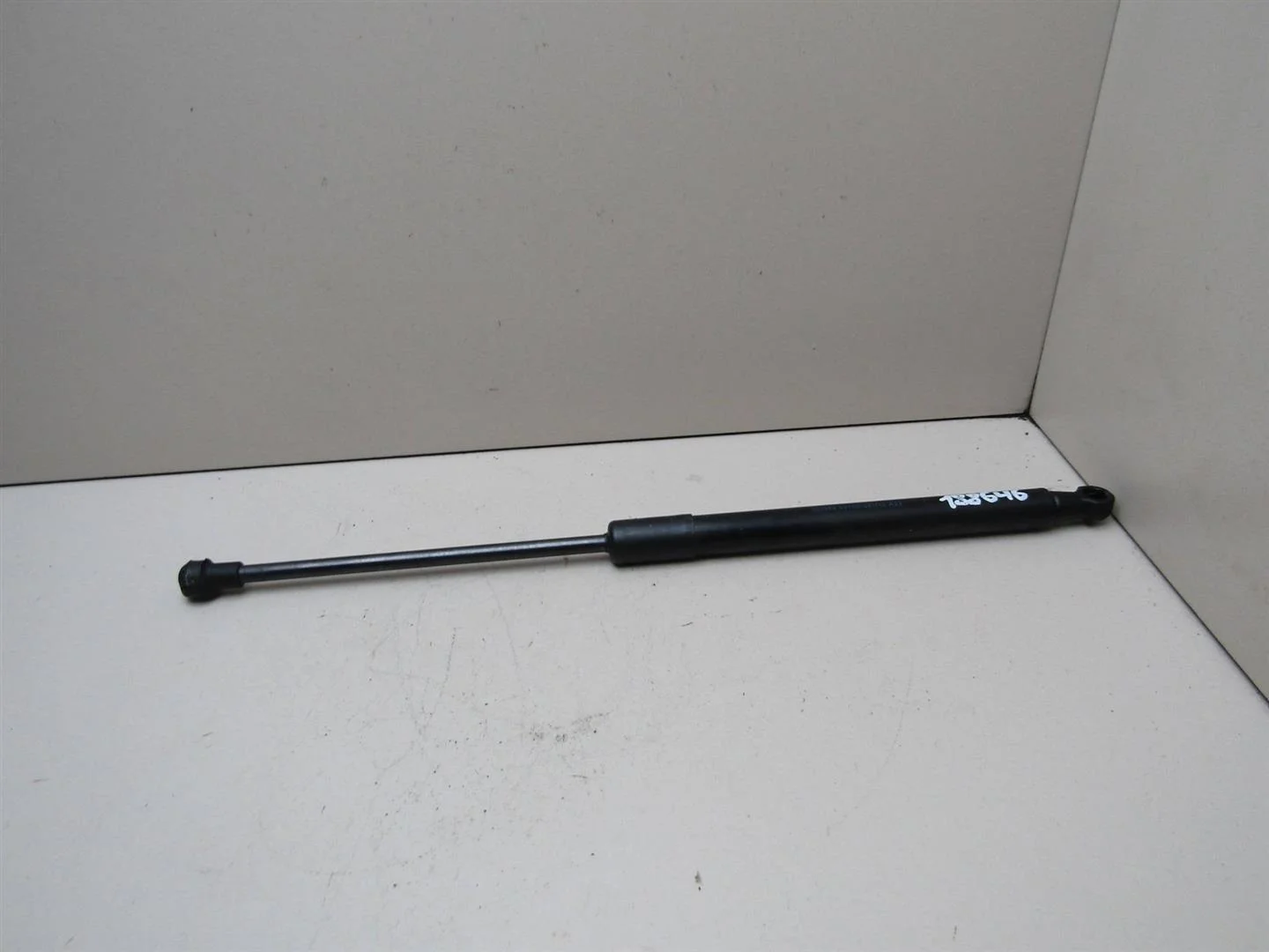 Амортизатор крышки багажника Skoda Superb 2008-2015  [3T5827552]  в Вологде