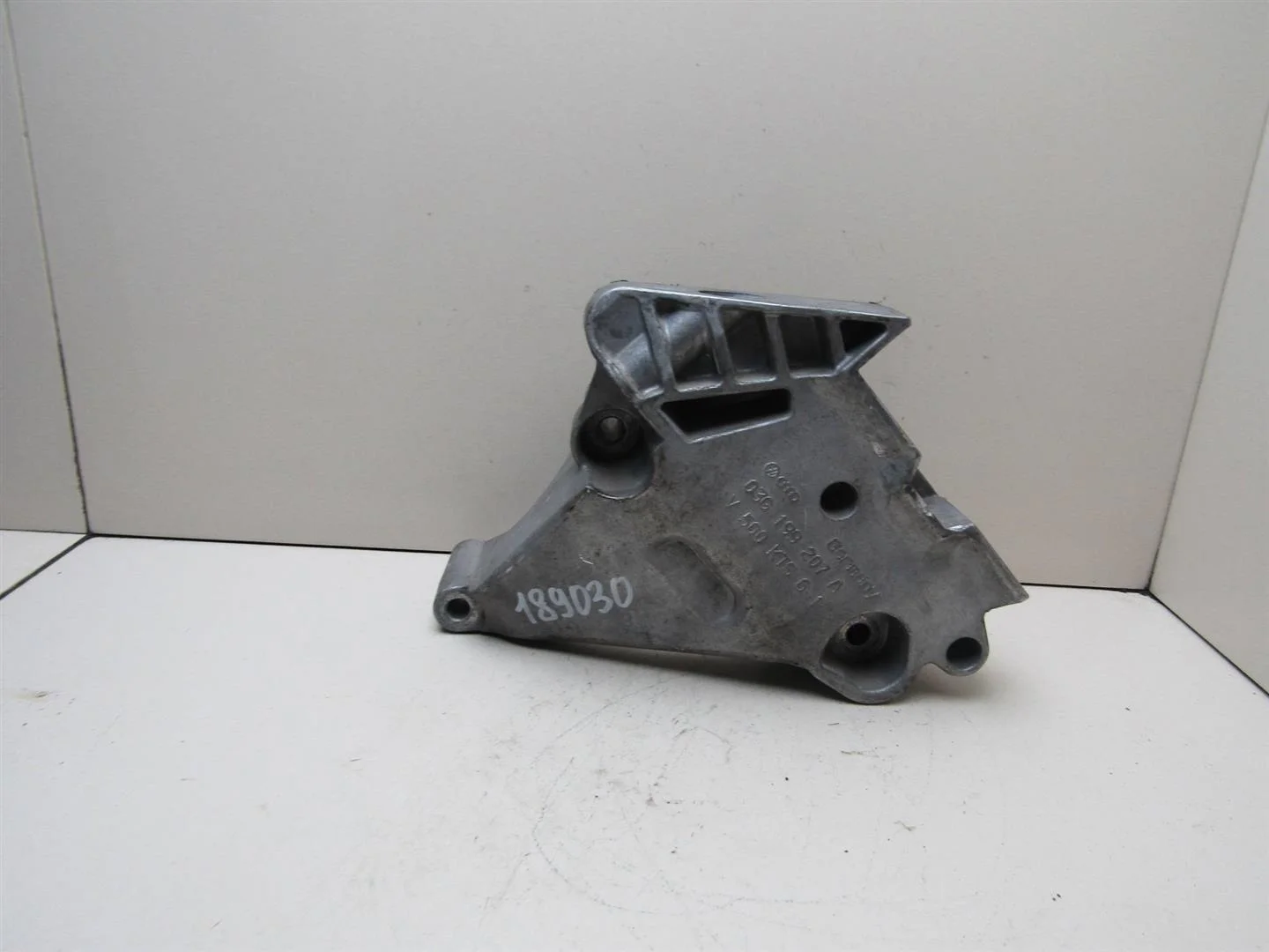 Кронштейн двигателя правый VW Passat (B6) 2005-2010  [03G199207A]  в Вологде