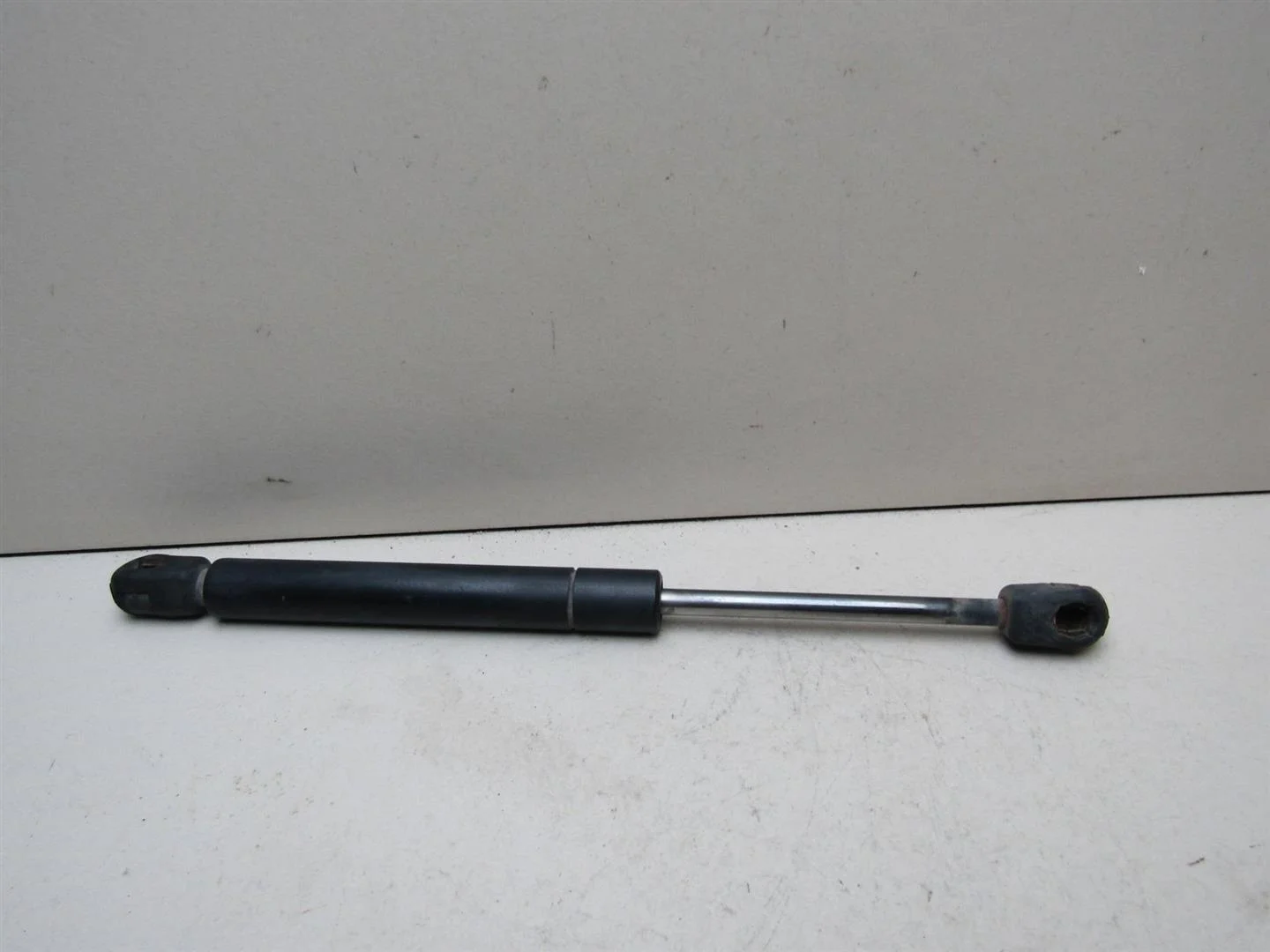 Амортизатор крышки багажника Audi A6 (C5) 1997-2004  [4B5827552A]  2.4 V6 ALF в Вологде