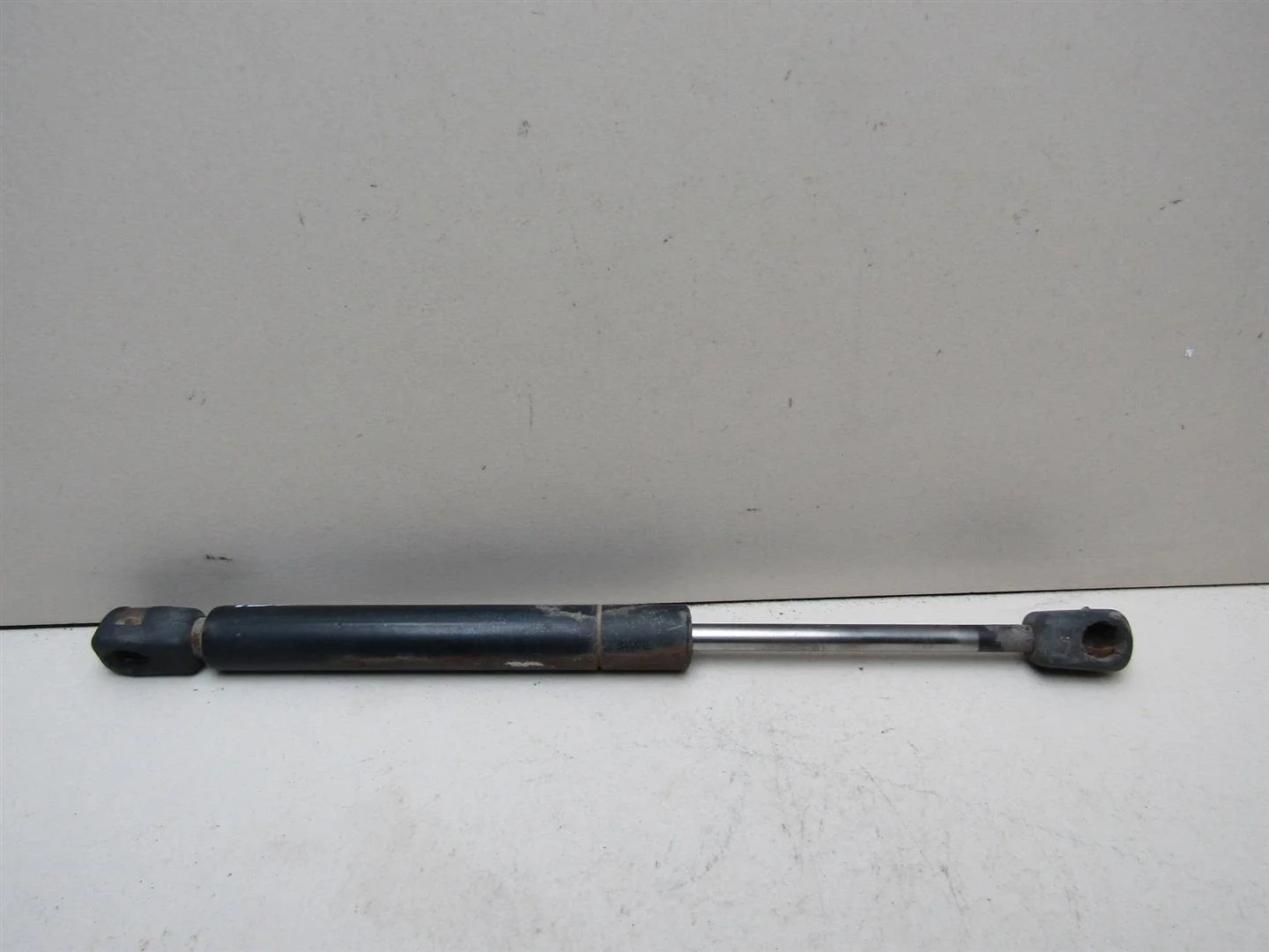 Амортизатор крышки багажника Audi A6 (C5) 1997-2004  [4B5827552A]  2.4 V6 ALF в Вологде