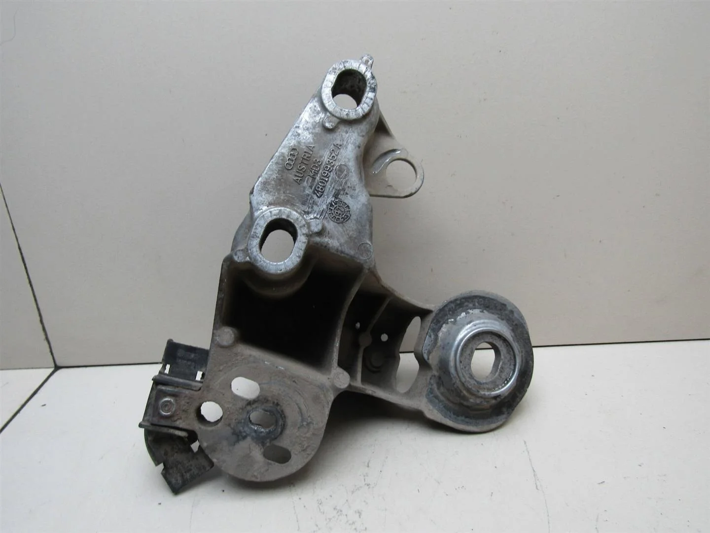 Кронштейн опоры двигателя Audi A6 (C5) 1997-2004  [8E0199352D]  2.4 V6 ALF в Вологде