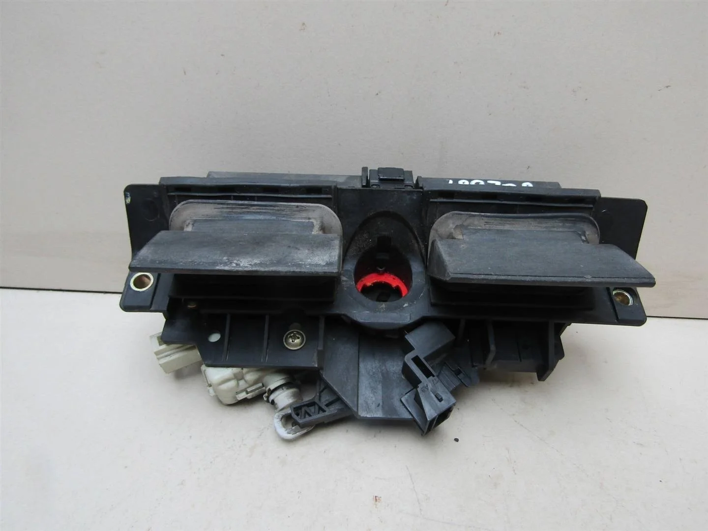 Ручка открывания багажника Audi A6 (C5) 1997-2004  [4B0827565J]  2.4 V6 ALF в Вологде