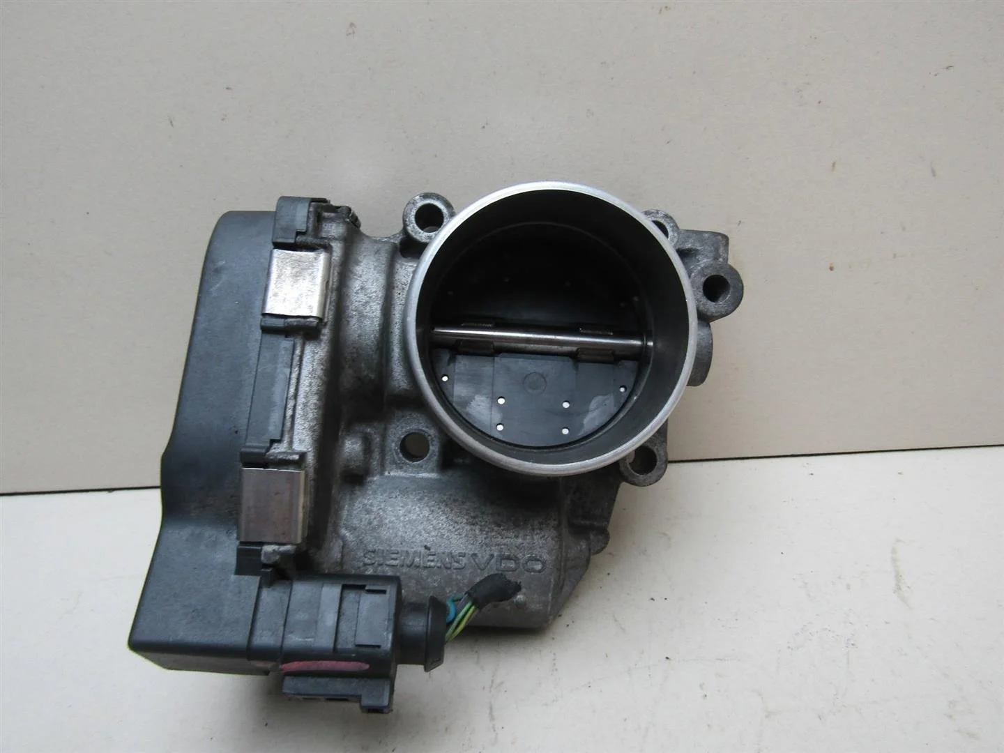 Заслонка дроссельная VW Passat (B6) 2005-2010  [06F133062B]  2.0 FSI  в Вологде