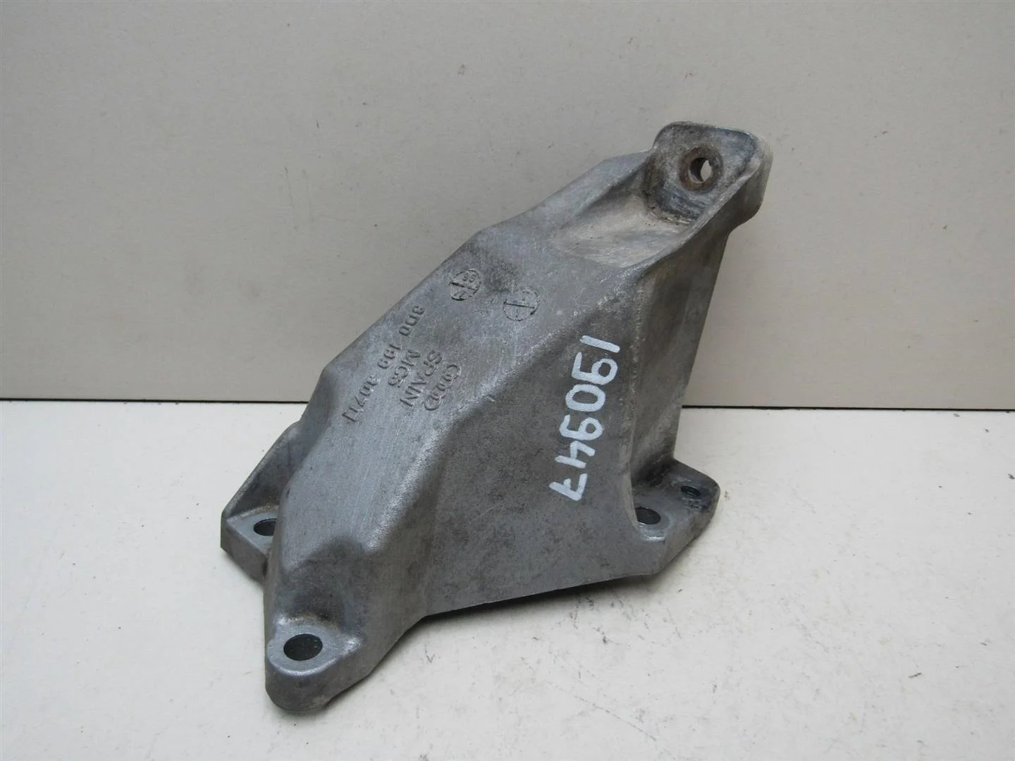 Кронштейн двигателя левый VW Passat (B5) 1996-2000  [8D0199307L]  1.8 в Вологде