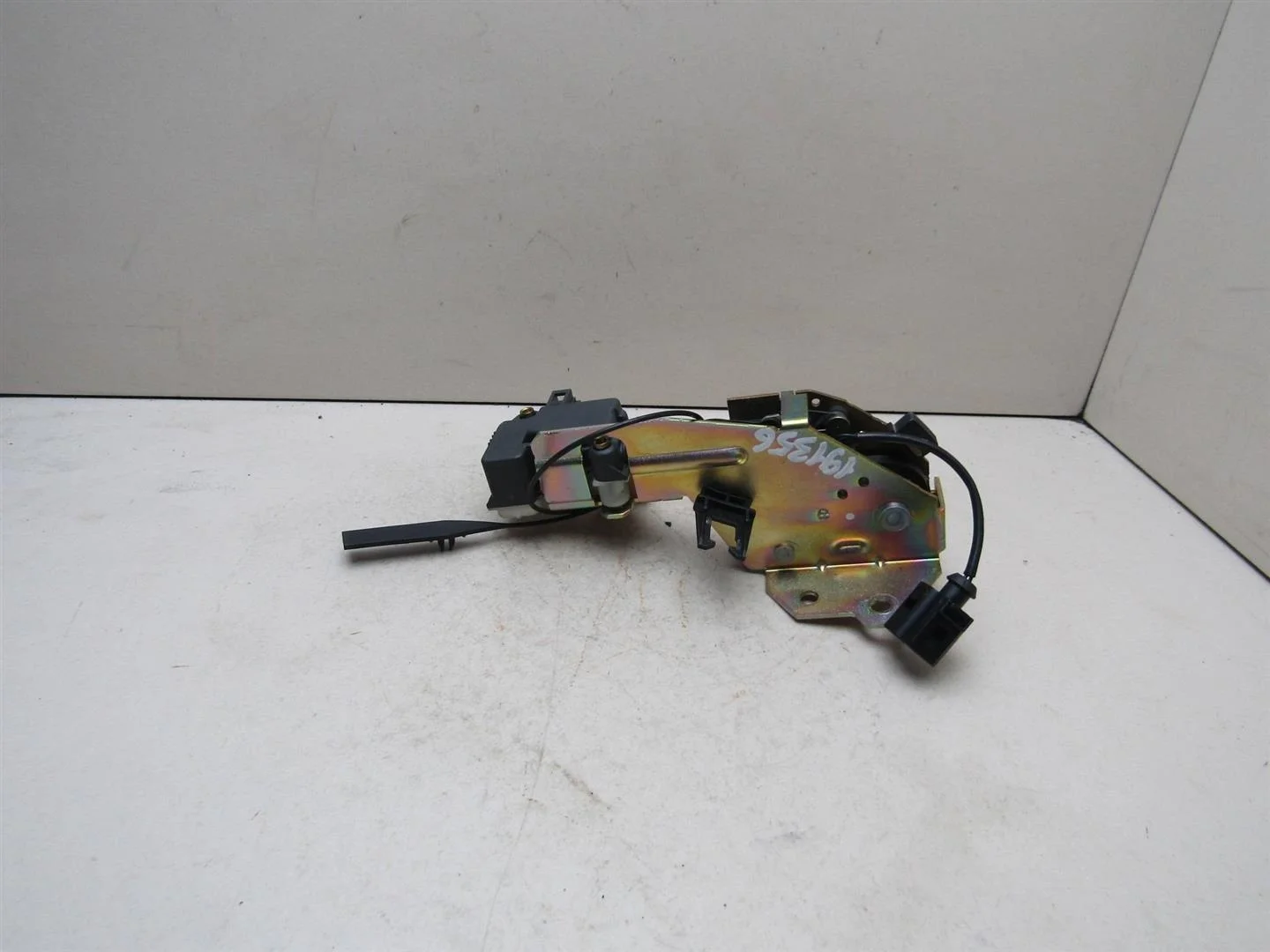 Замок багажника VW Touareg 2002-2010  [7L0827506D]  в Вологде