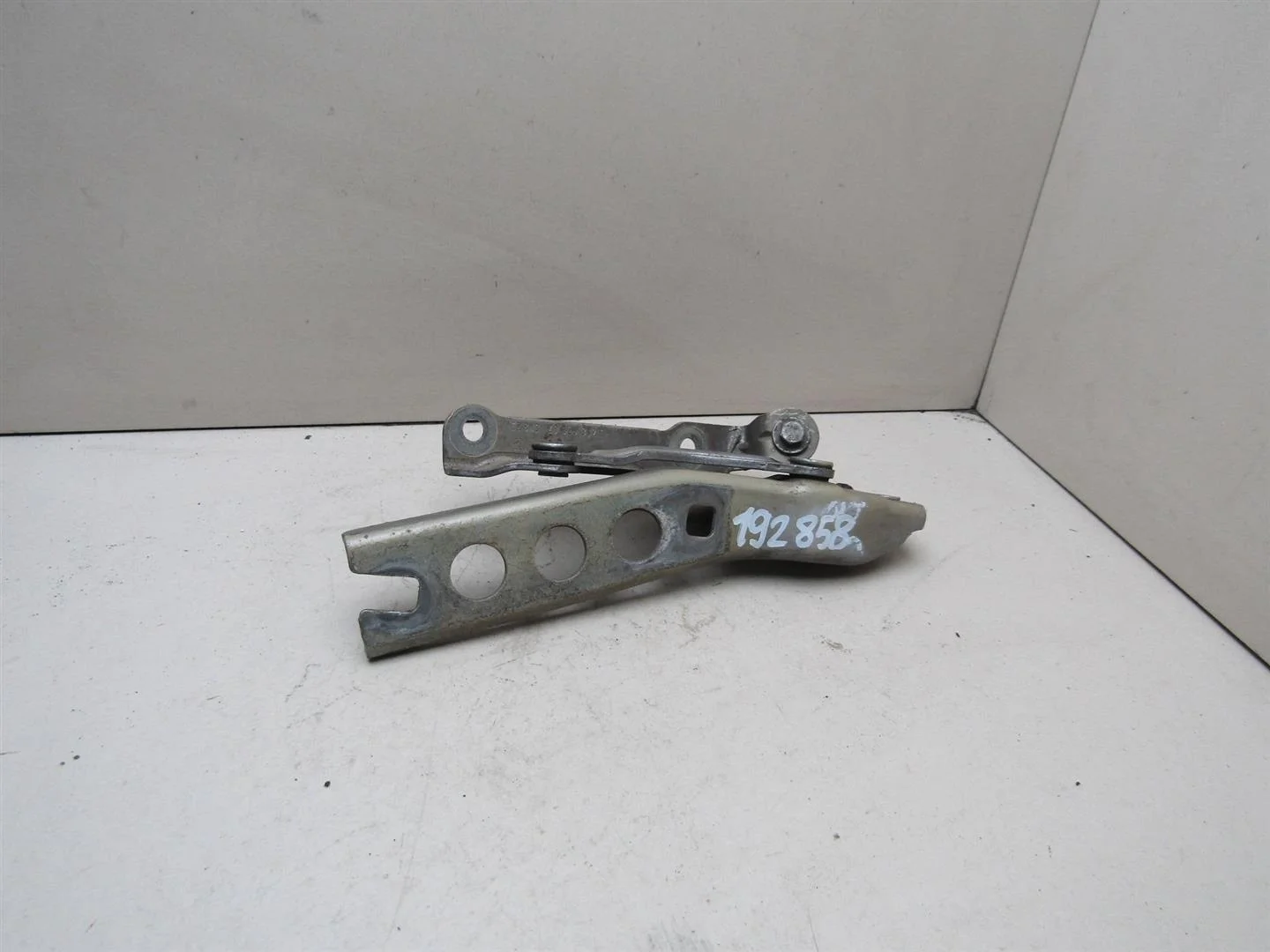 Петля капота левая Skoda Octavia (A5 1Z-) 2004-2013  [1Z0823301C]  в Вологде