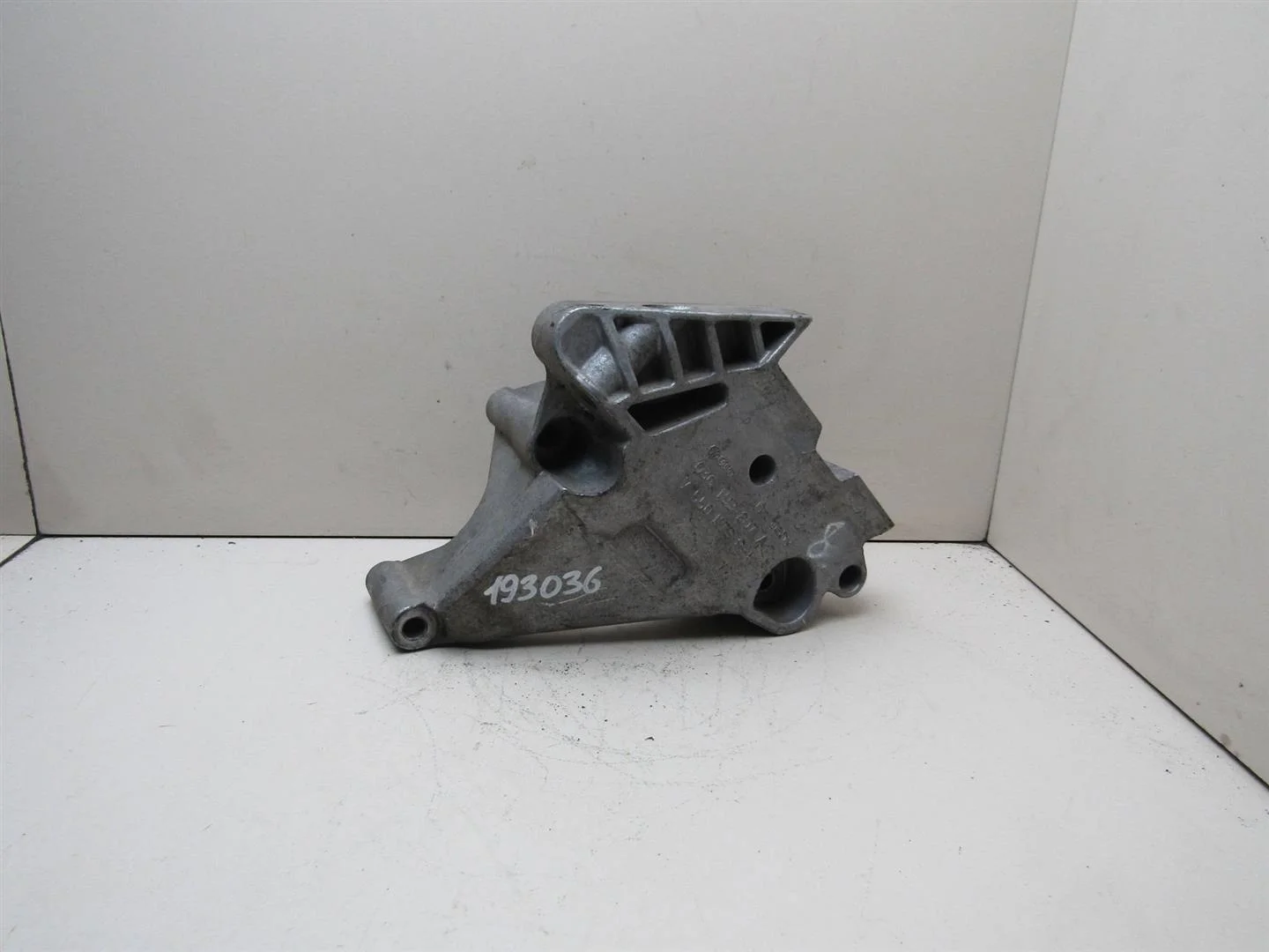 Кронштейн двигателя правый VW Passat (B6) 2005-2010  [03G199207A]  в Вологде