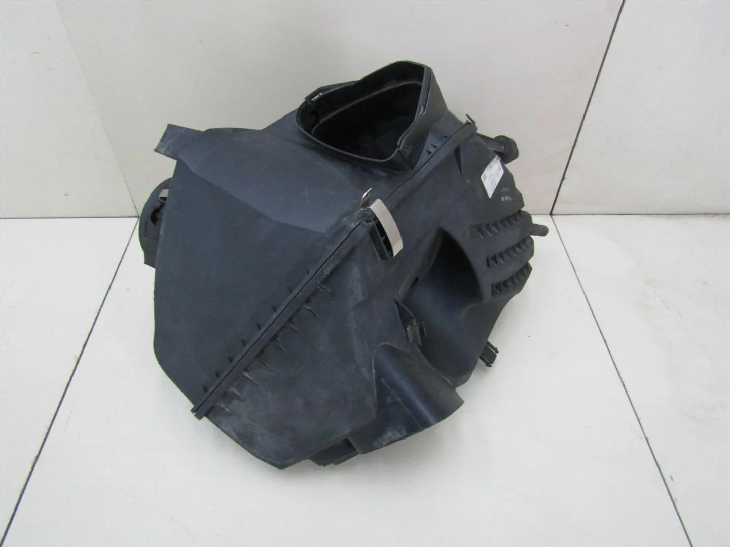 Корпус воздушного фильтра Audi A6 (C6,4F) 2005-2011  [4F0133837BE]  3.2 AUK в Вологде