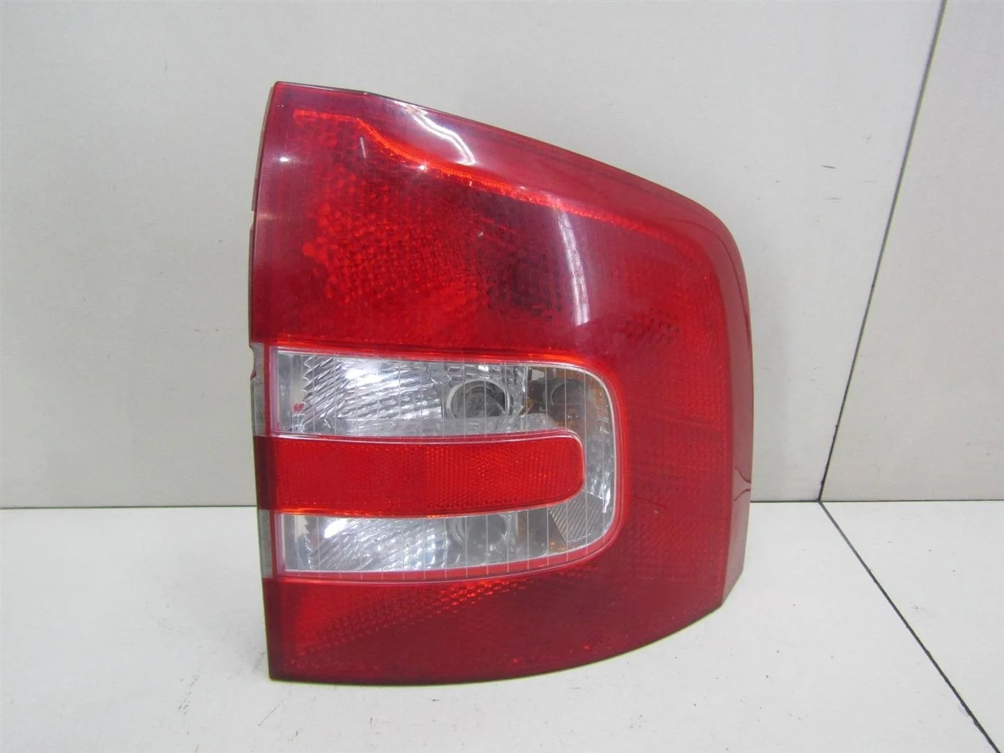 Фонарь задний правый Skoda Octavia (A5 1Z-) 2004-2013  [1Z9945112B]  в Вологде