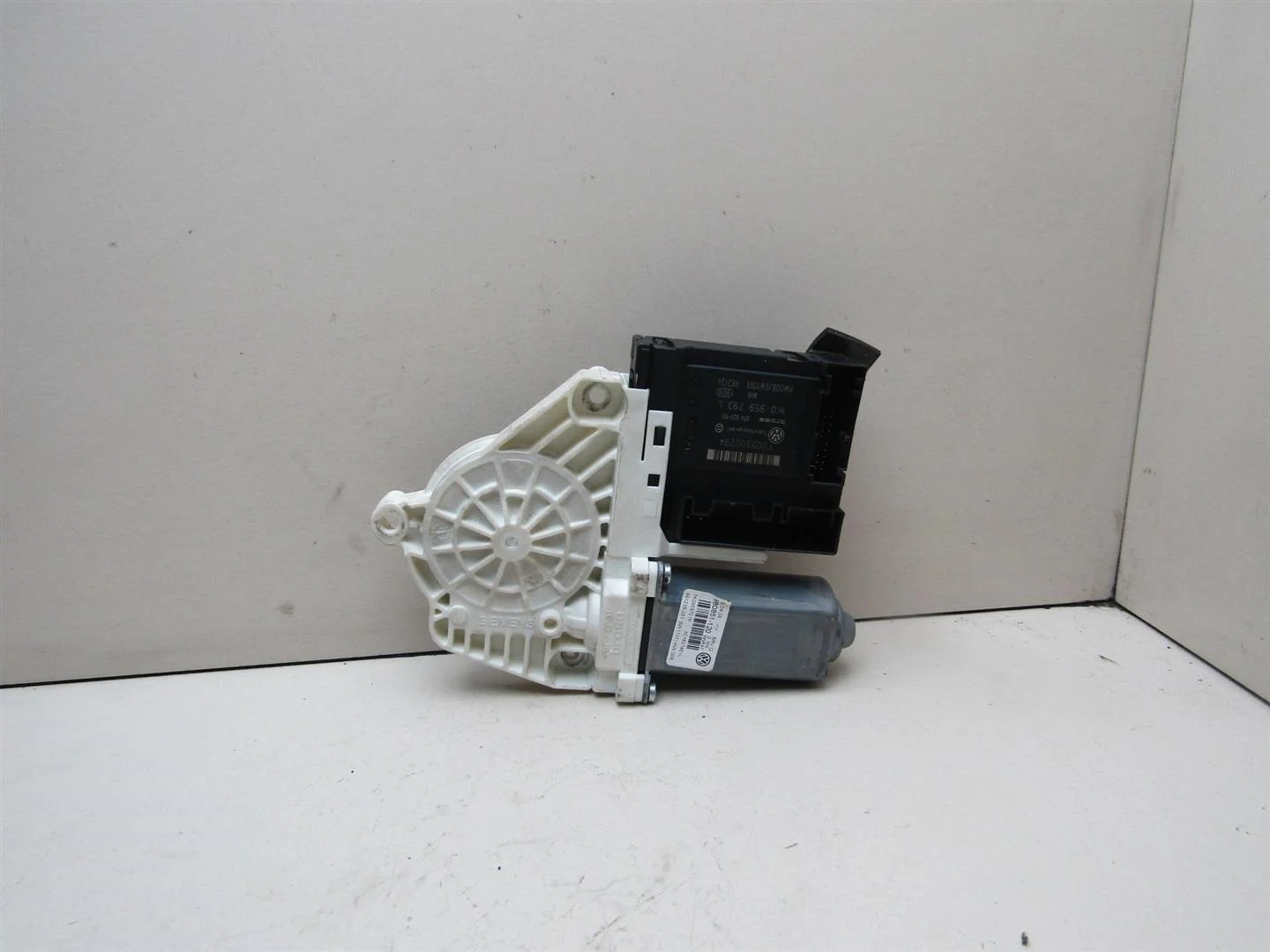 Моторчик стеклоподъемника VW Passat (B6) 2005-2010  [1K0959701P]  в Вологде