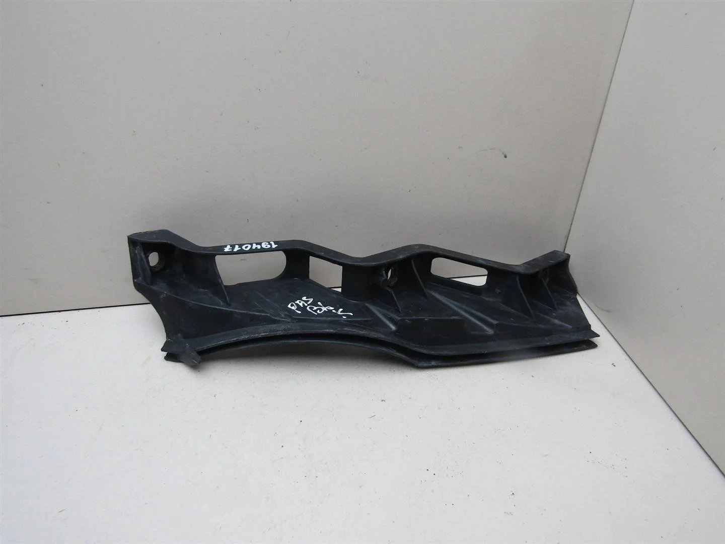 Направляющая переднего бампера левая VW Passat (B6) 2005-2010  [3C0807889A]  в Вологде