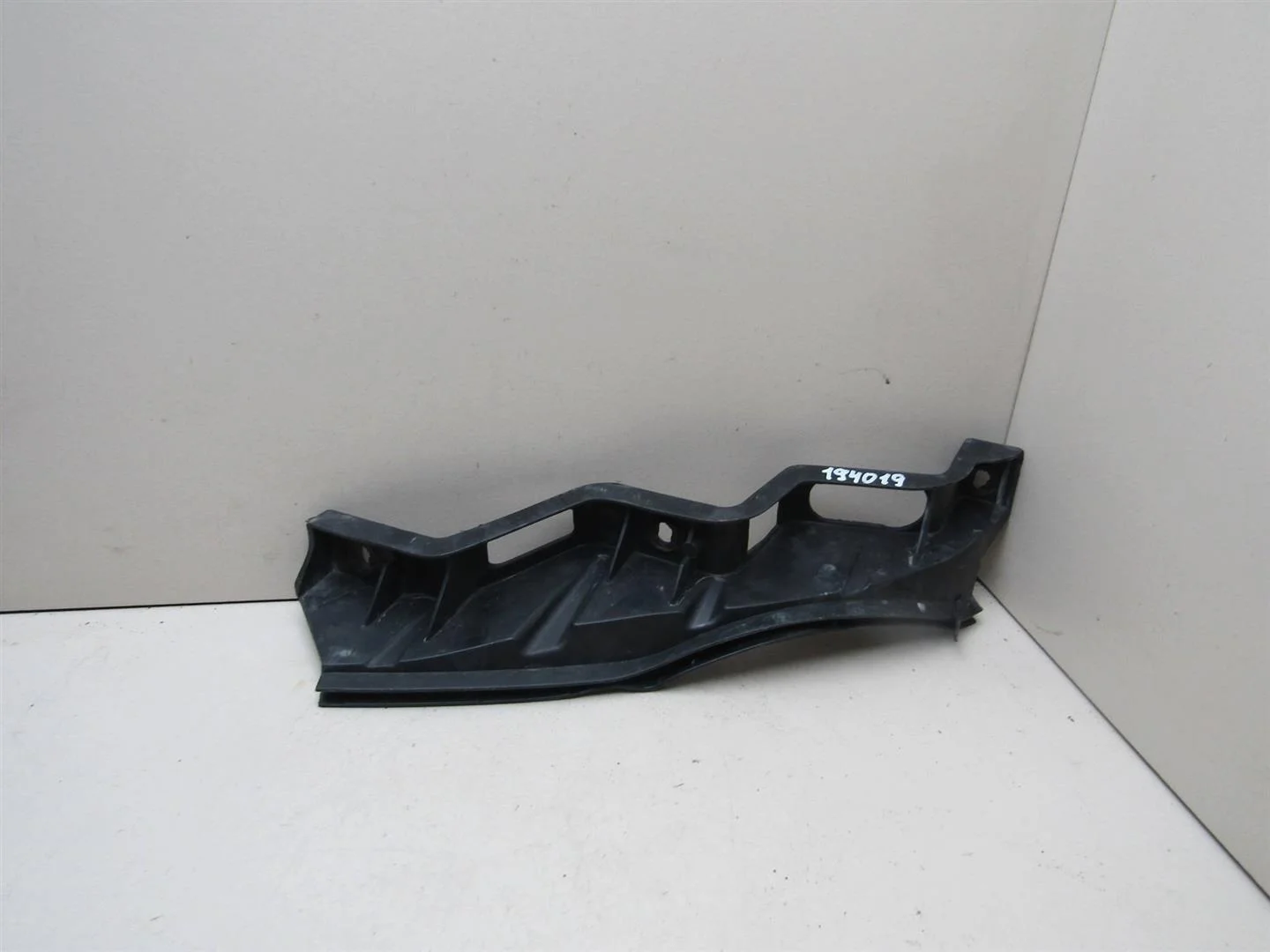 Направляющая переднего бампера правая VW Passat (B6) 2005-2010  [3C0807890]  в Вологде