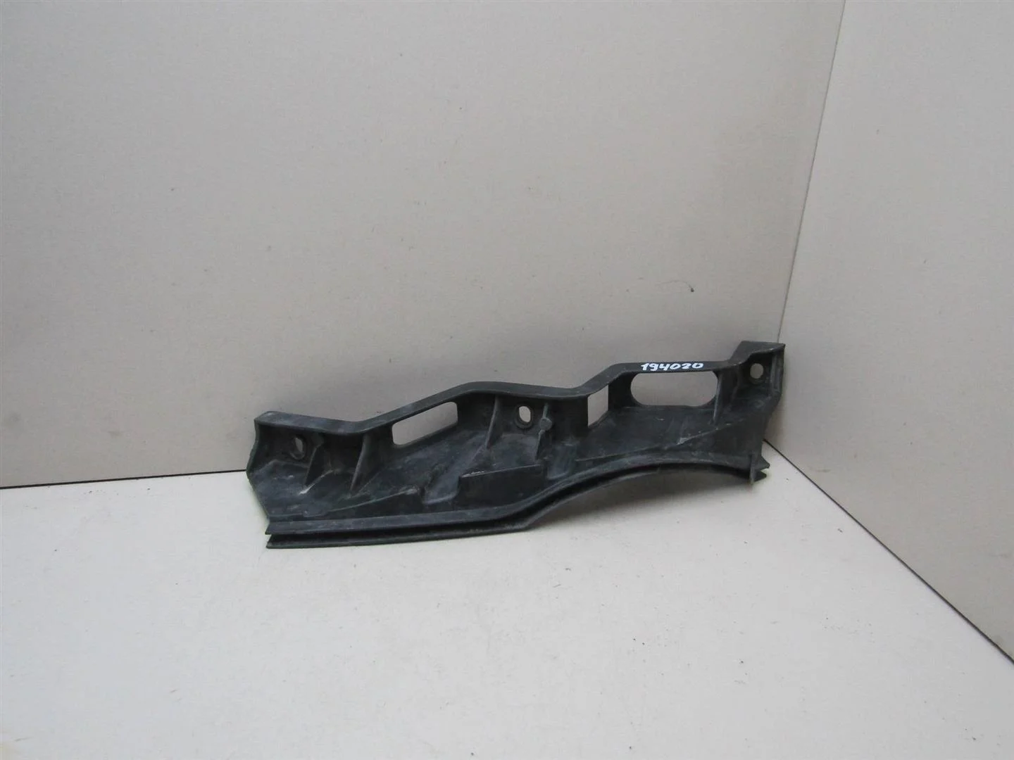 Направляющая переднего бампера правая VW Passat (B6) 2005-2010  [3C0807890]  в Вологде