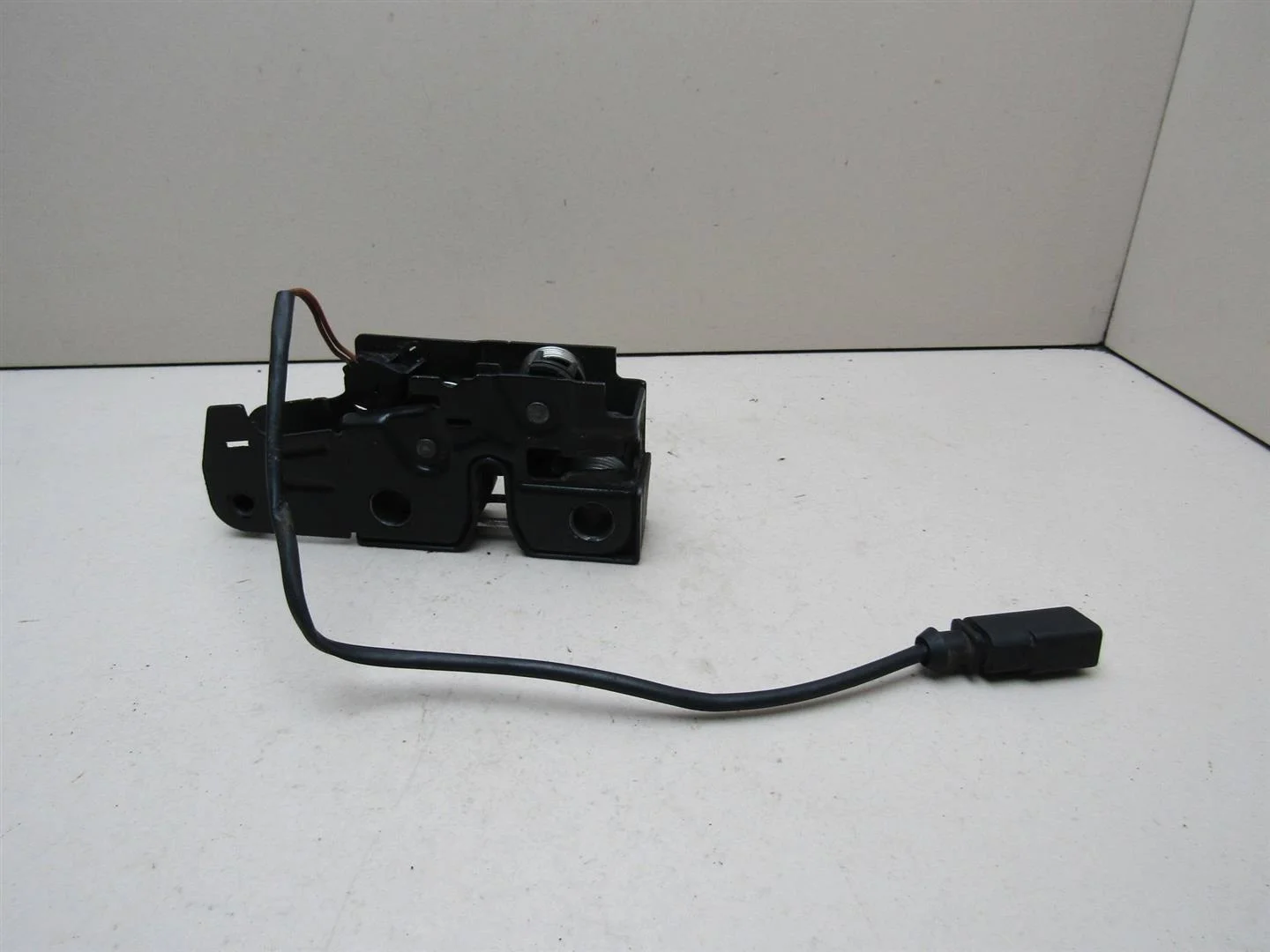 Замок капота Skoda Octavia (A5 1Z-) 2004-2013  [1Z0823509E]  в Вологде