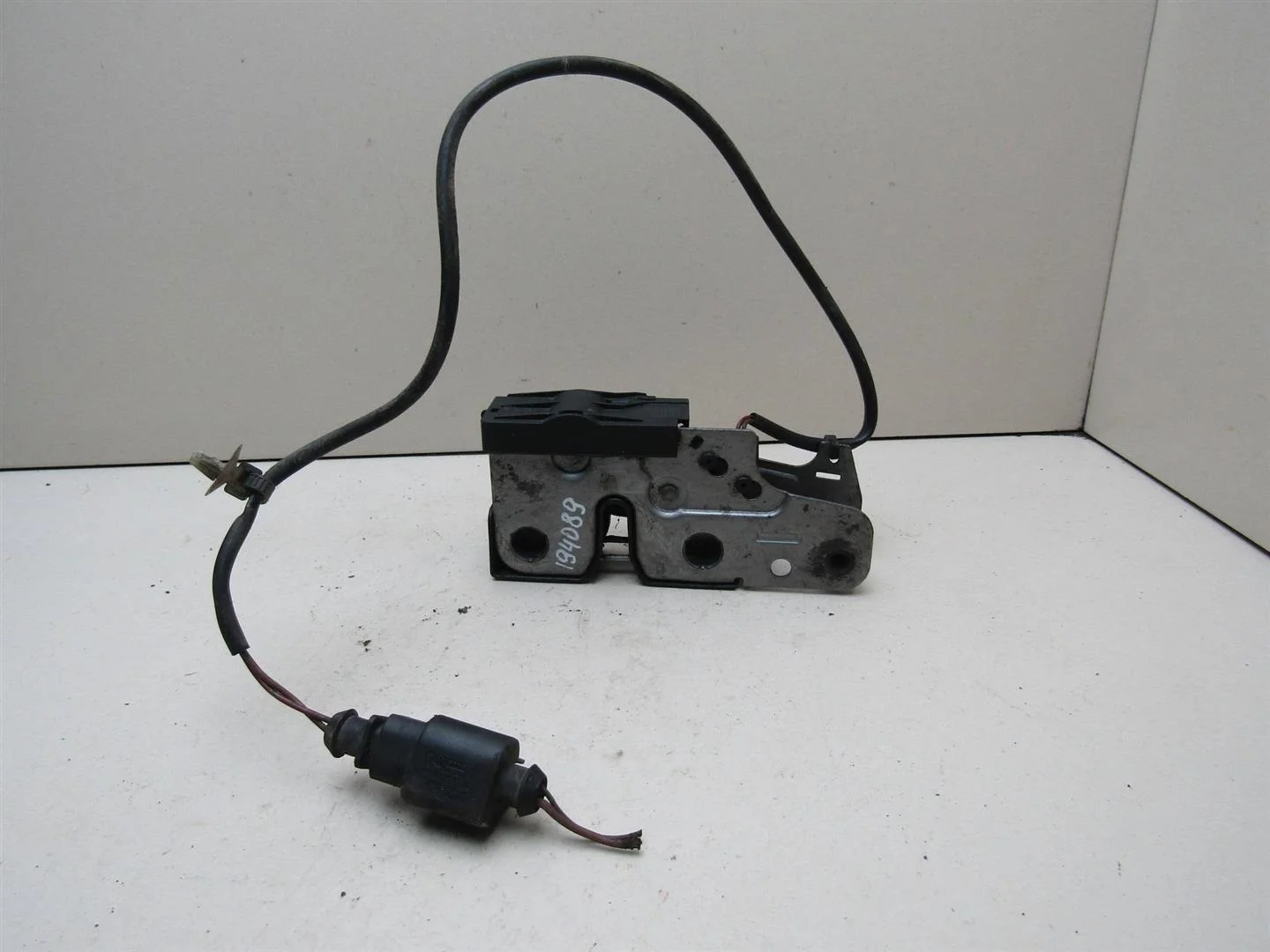 Замок капота VW Passat (B6) 2005-2010  [3C1823509E]  в Вологде