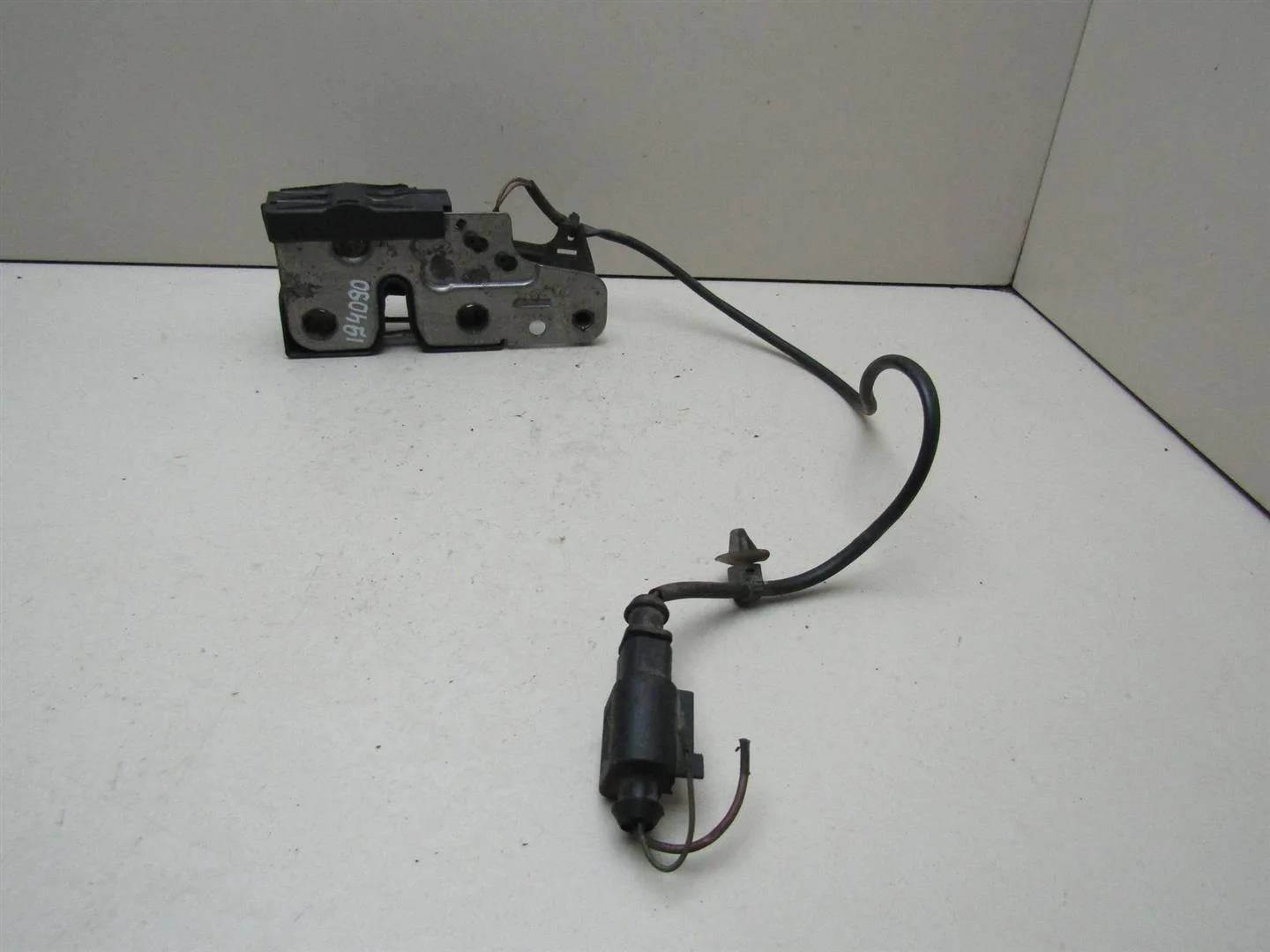 Замок капота VW Passat (B6) 2005-2010  [3C1823509E]  в Вологде