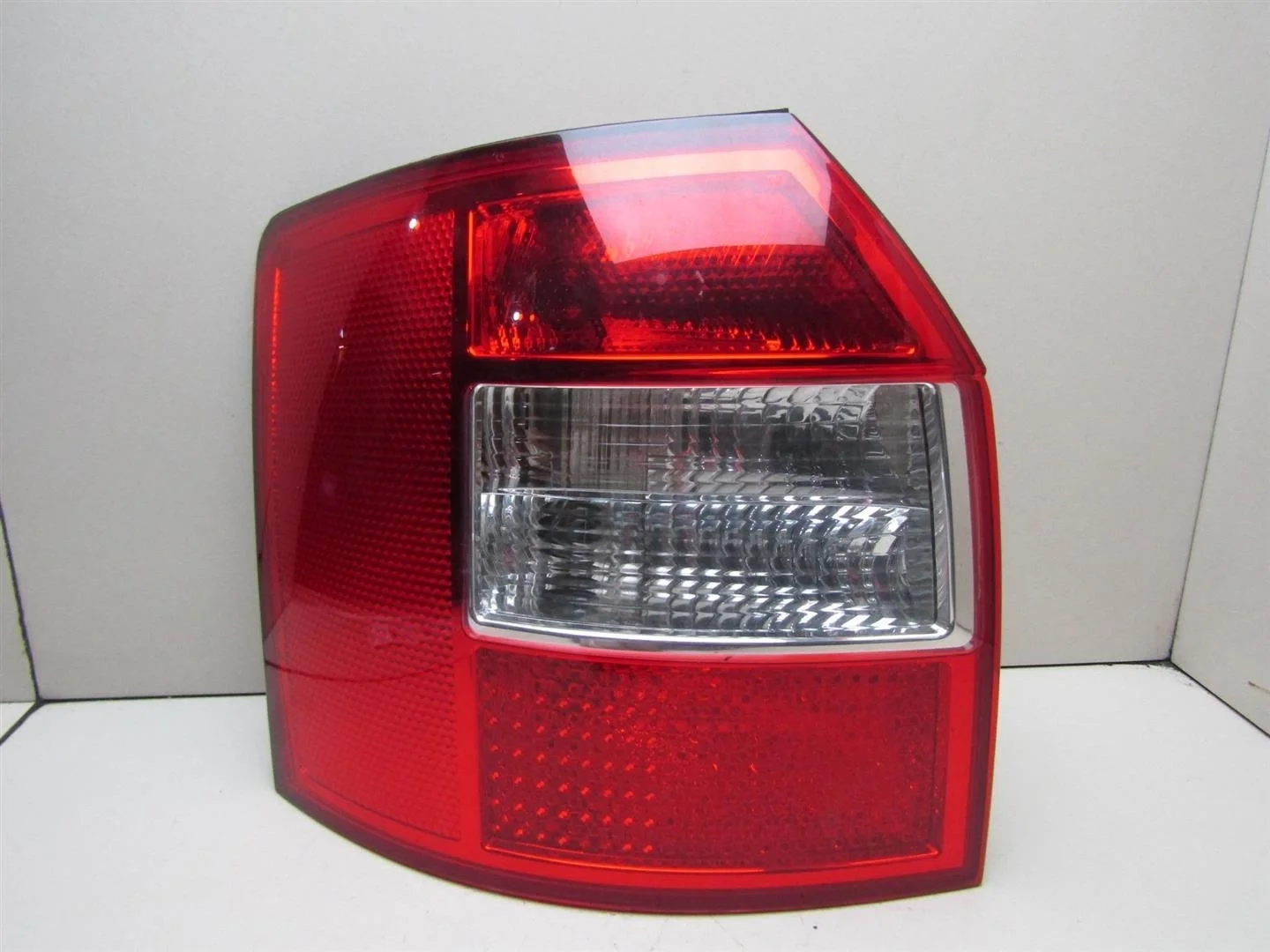 Фонарь задний левый Audi A4 (B6) 2000-2004  [8E9945095]  в Вологде