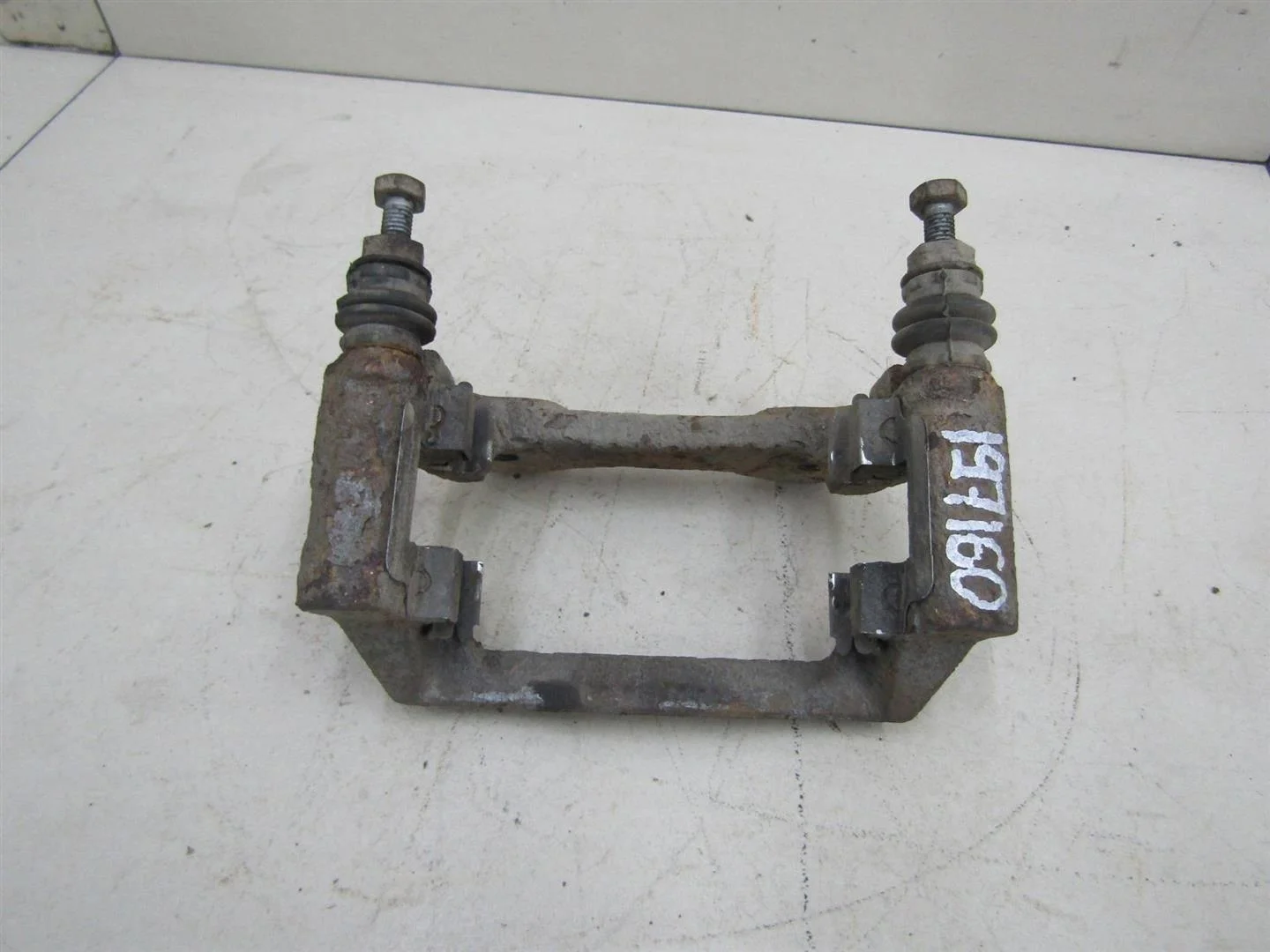 Скоба суппорта заднего Land Rover Discovery III 2004-2009  [SXP500013]  2.7 в Вологде