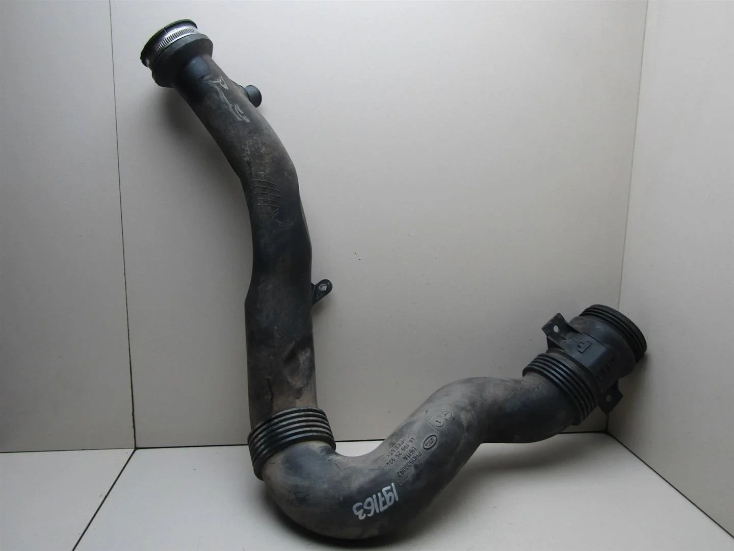 Патрубок воздушного фильтра Land Rover Discovery III 2004-2009  [PHD500082]  2.7 в Вологде
