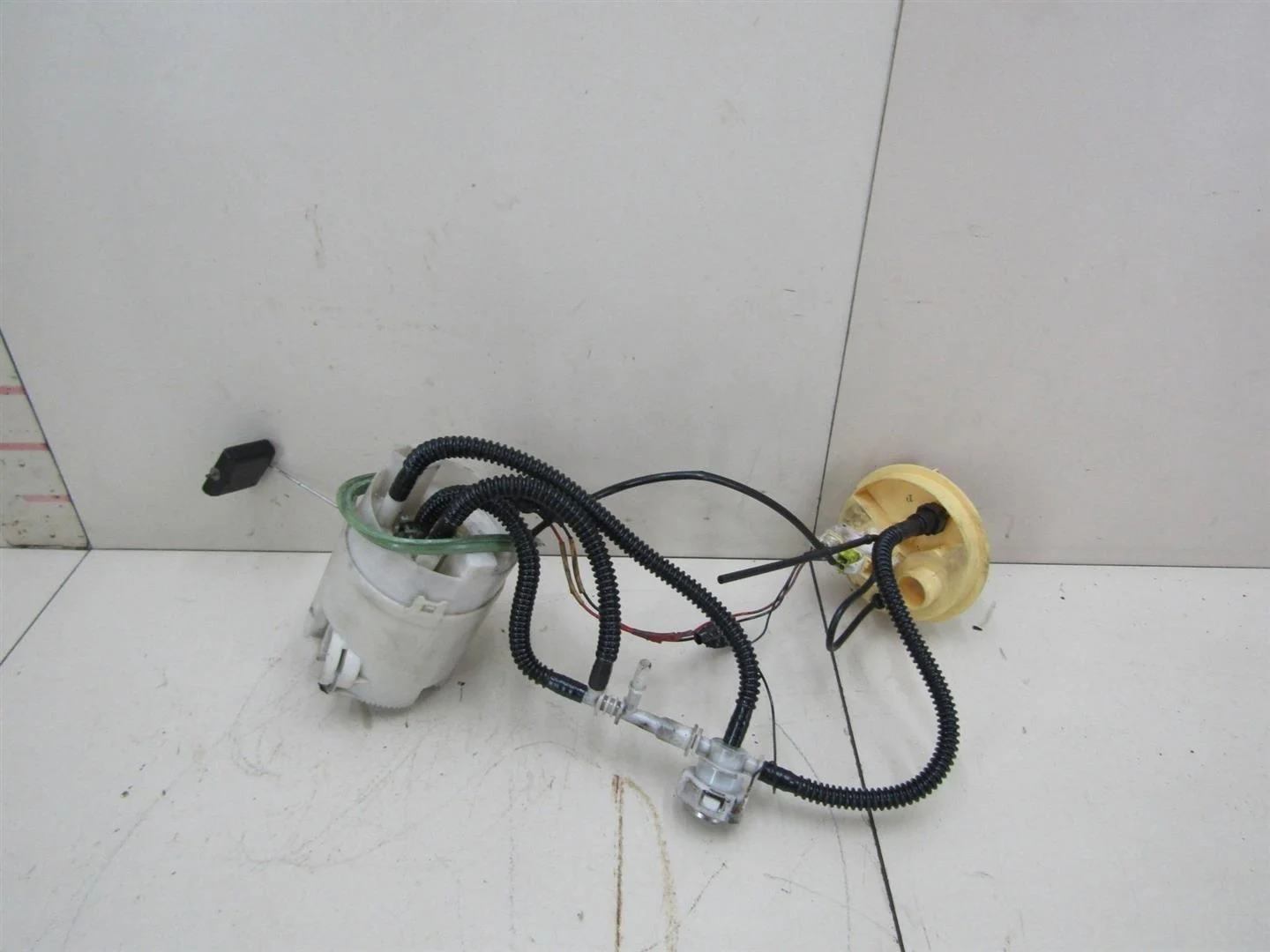 Насос топливный электрический Land Rover Discovery III 2004-2009  [LR014998]  2.7 в Вологде