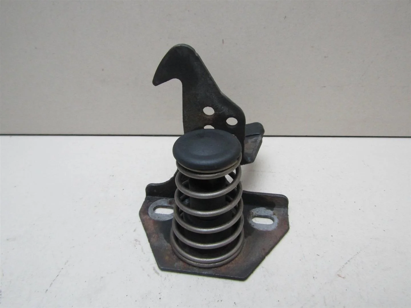 Крючок капота BMW 5-серия E60\E61 2003-2009  [51237034256]  в Вологде