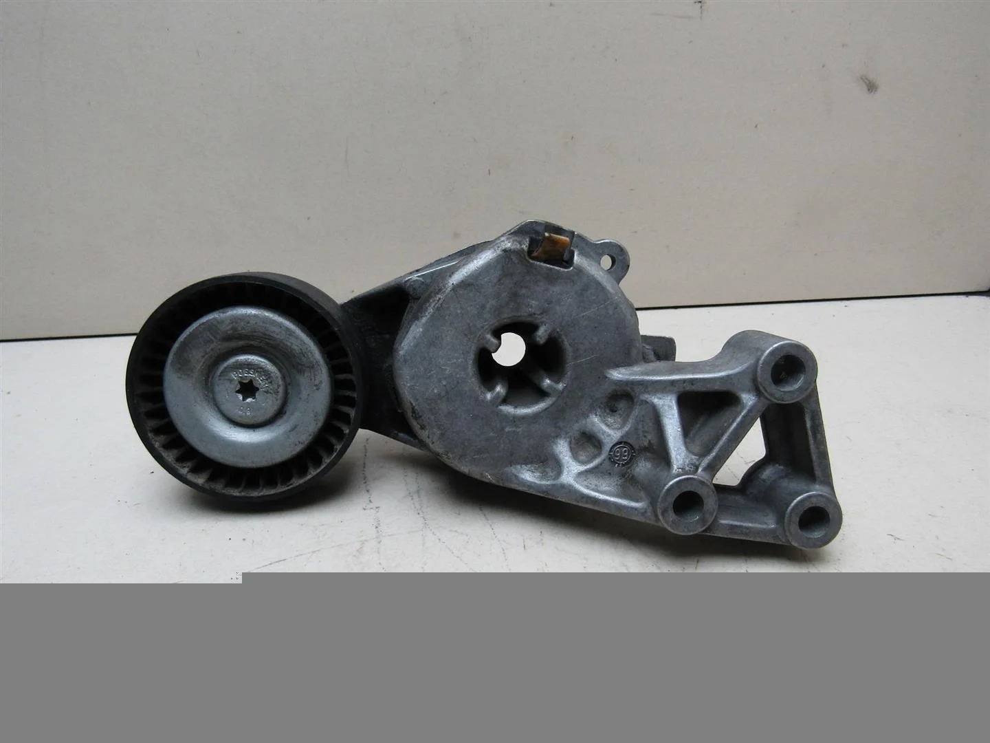 Ролик руч.ремня с кронштейном VW Golf IV \Bora 1997-2005  [06A903315D]  в Вологде