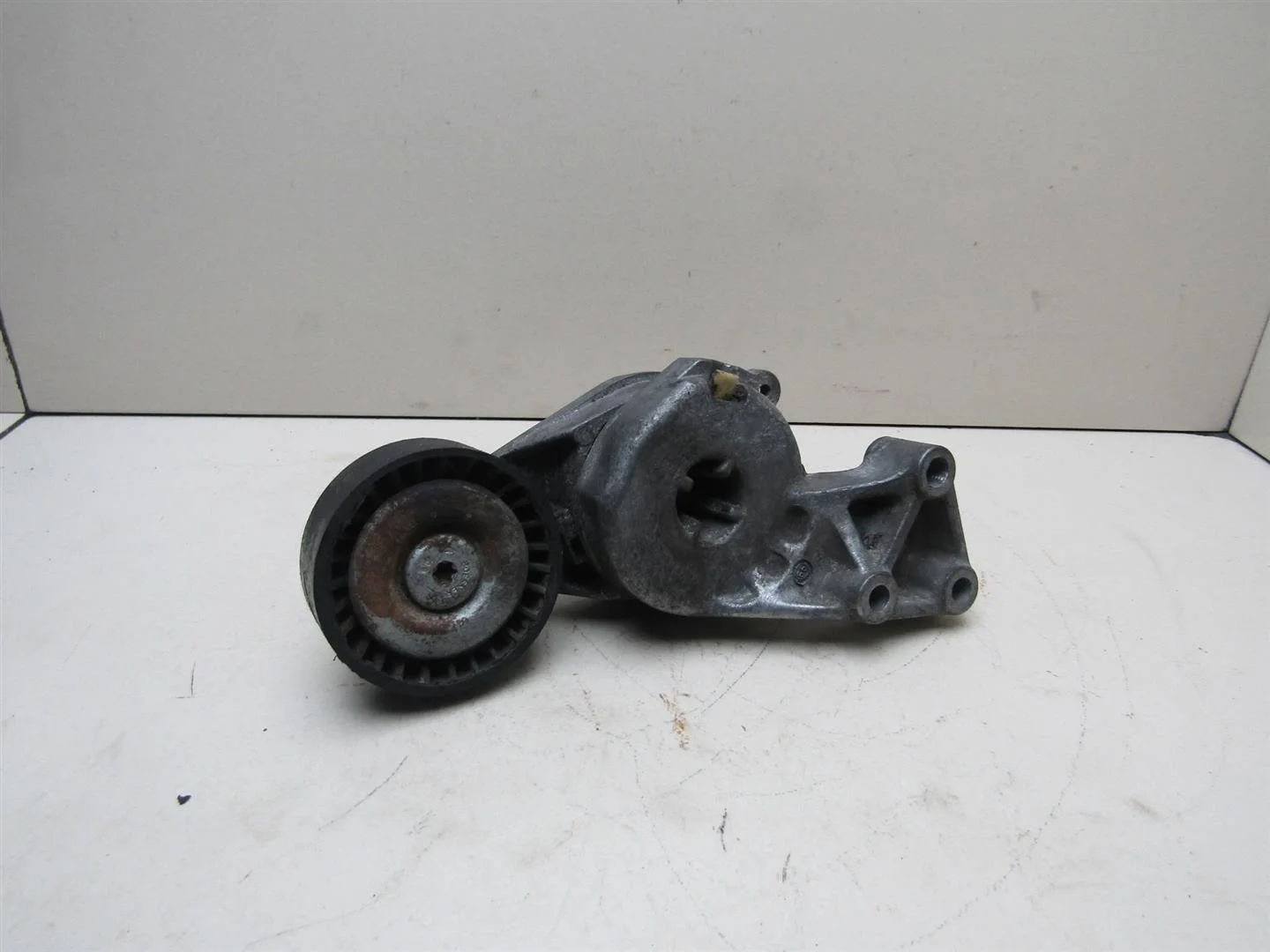 Ролик руч.ремня с кронштейном VW Golf IV \Bora 1997-2005  [06A903315E]  в Вологде