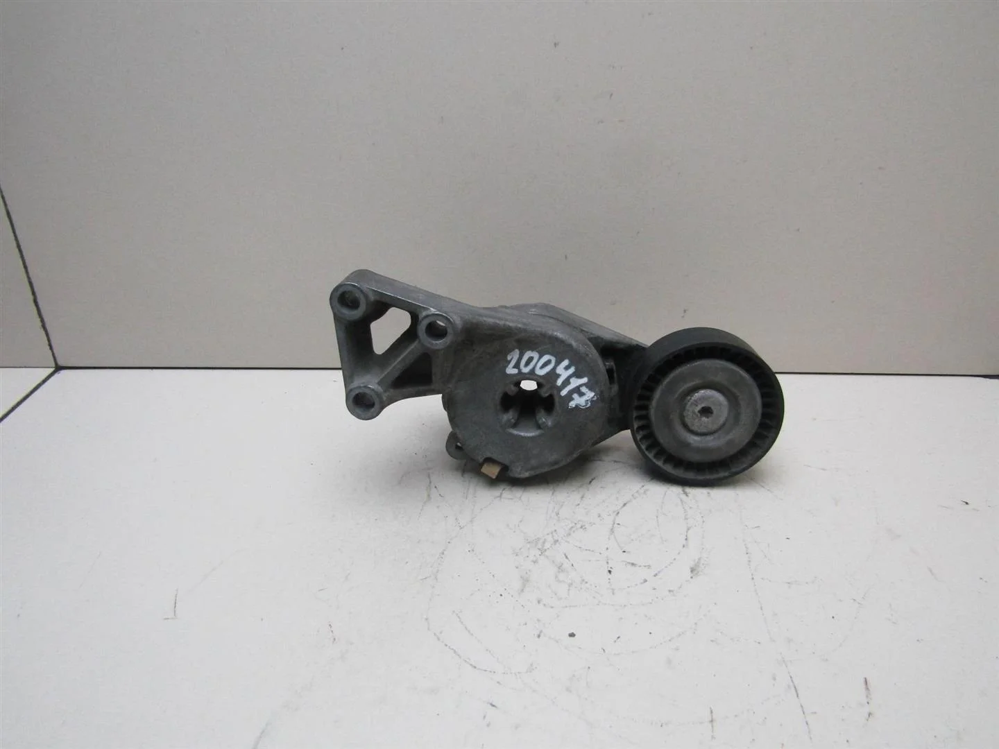 Ролик руч.ремня с кронштейном Skoda Octavia (A5 1Z-) 2004-2013  [06A903315F]  в Вологде