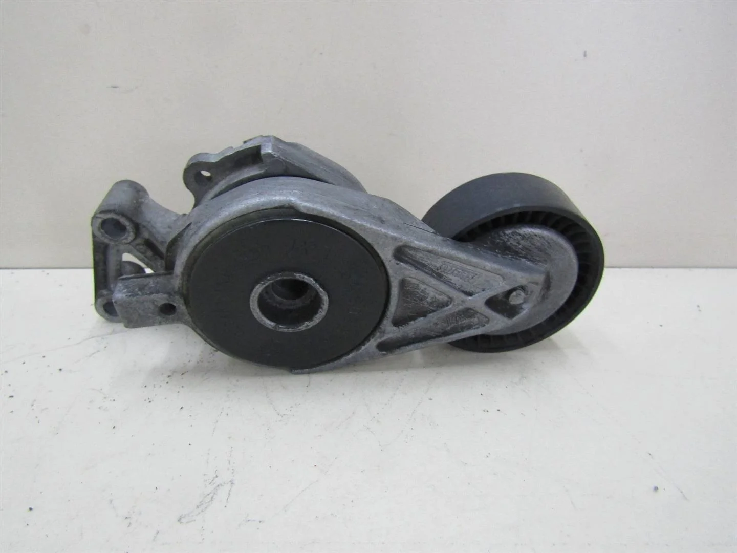 Ролик руч.ремня с кронштейном Skoda Octavia (A5 1Z-) 2004-2013  [06A903315F]  в Вологде