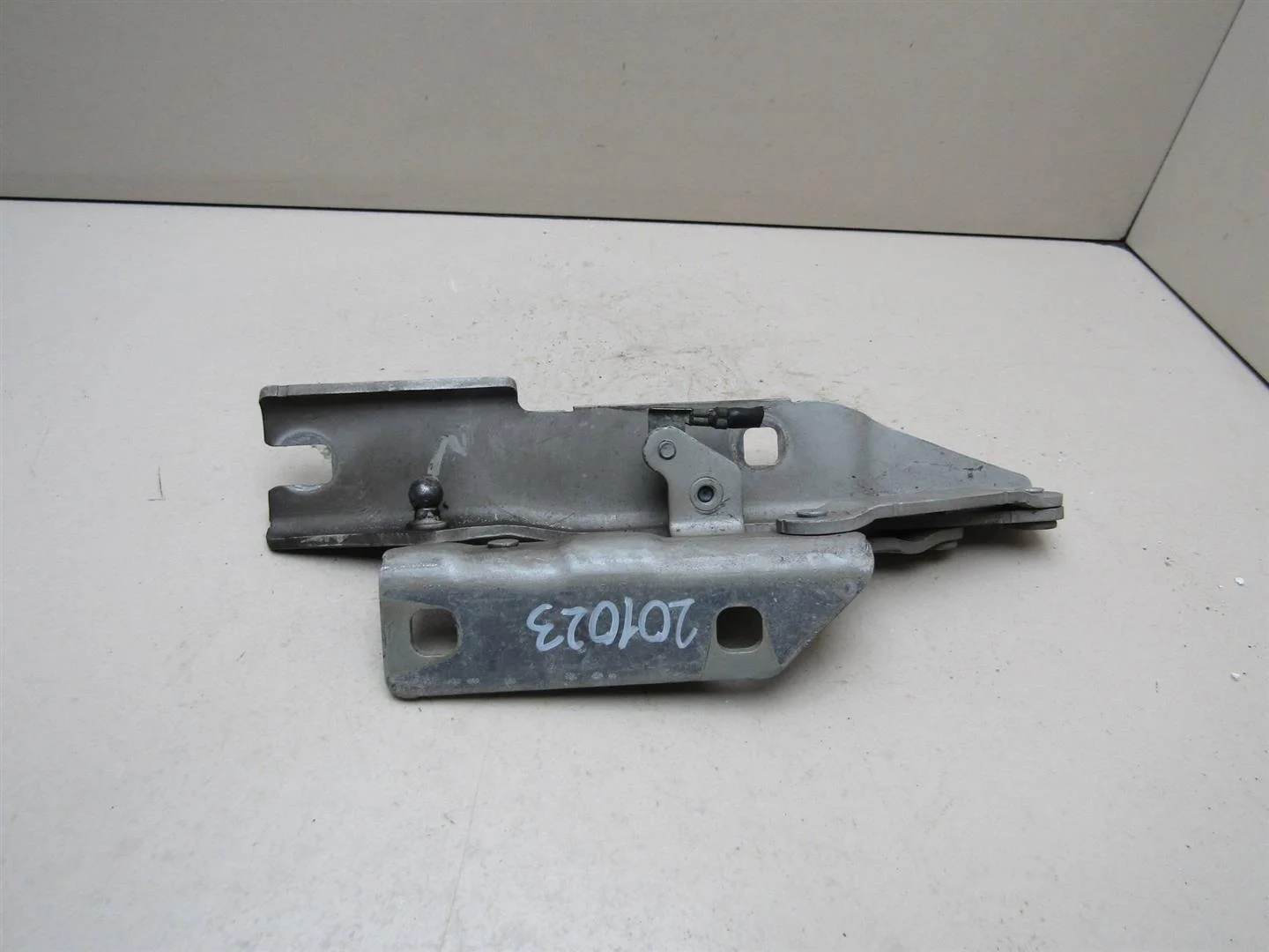 Петля капота правая BMW 5-серия E60\E61 2003-2009  [41617120276]  в Вологде