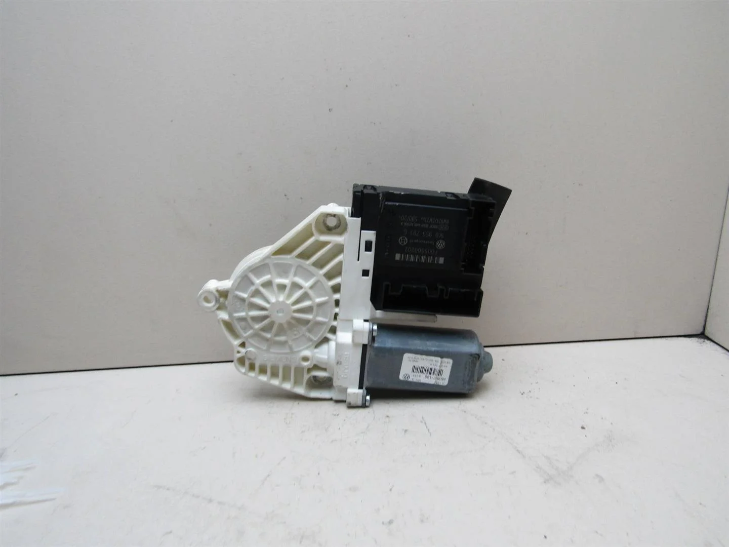 Моторчик стеклоподъемника VW Passat (B6) 2005-2010  [1K0959701K]  в Вологде