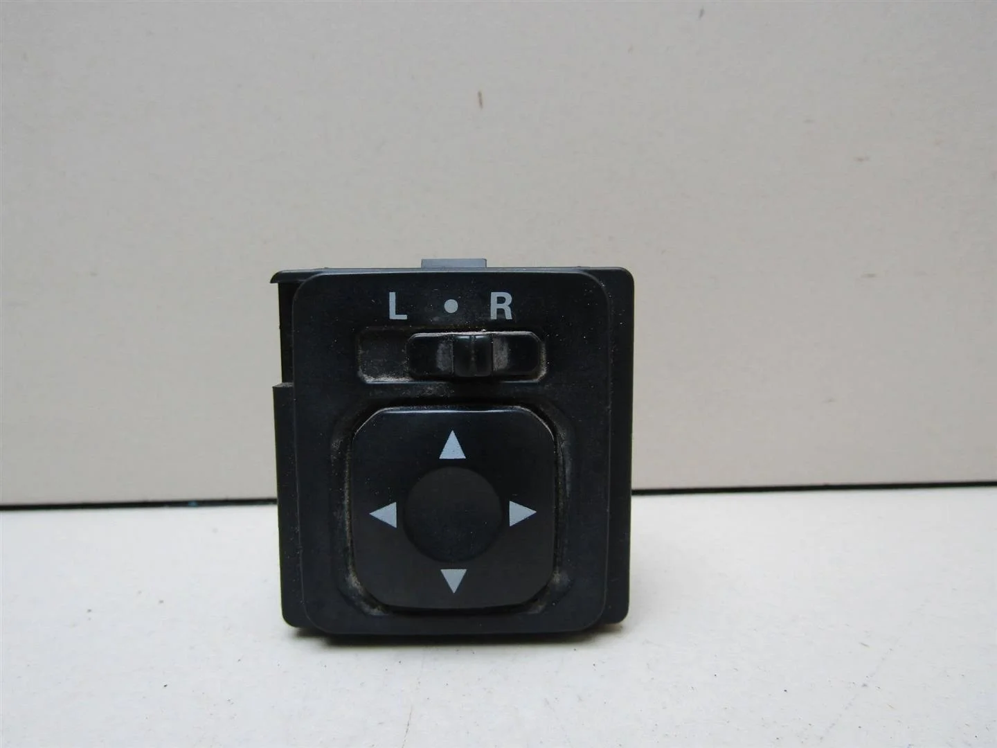 Переключатель регулировки зеркала Mitsubishi Lancer (CS) 2003-2006  [MR417977]  1.6 16V 4G18 в Вологде