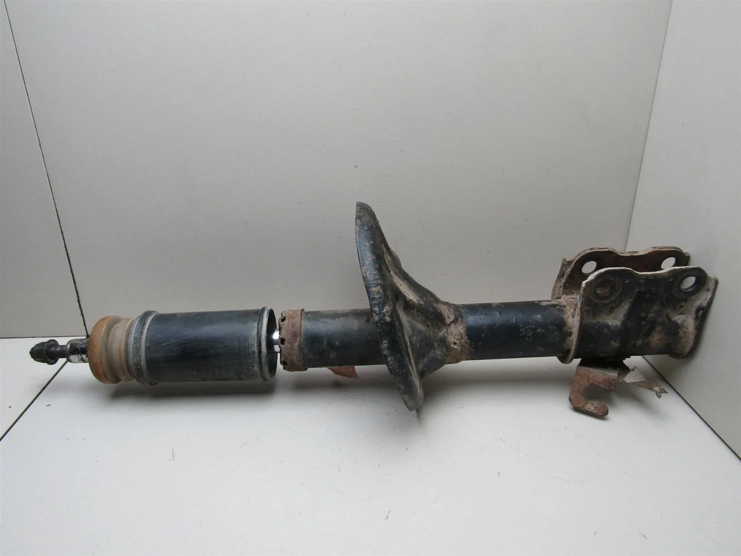 Амортизатор передний Mitsubishi Lancer (CS) 2003-2006  [4060A320]  1.6 16V 4G18 в Вологде