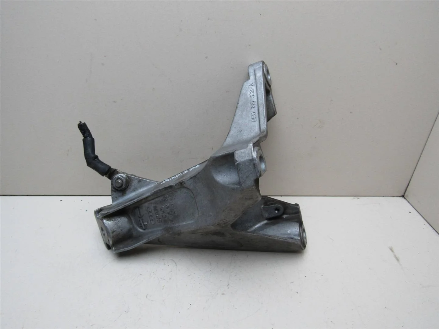 Кронштейн двигателя правый Audi A4 (B6) 2000-2004  [8E0199308A]  2.0 ALT в Вологде