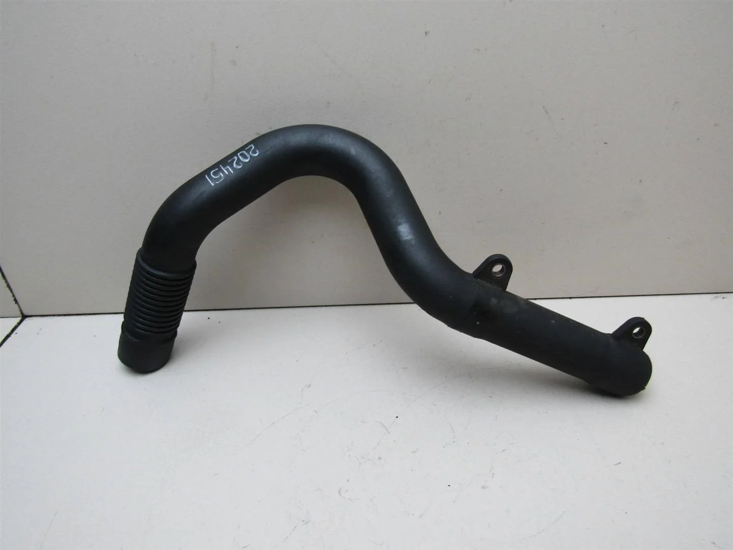 Патрубок воздушного фильтра Audi A4 (B6) 2000-2004  [06B129657C]  2.0 ALT в Вологде