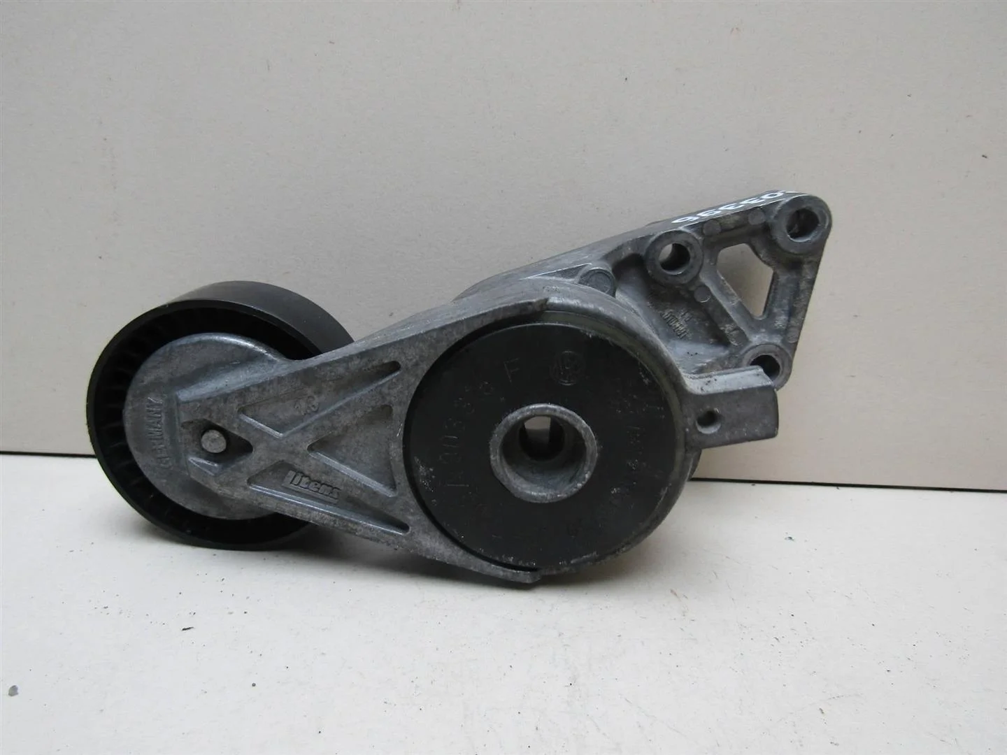 Ролик руч.ремня с кронштейном Skoda Octavia (A5 1Z-) 2004-2013  [06A903315F]  в Вологде