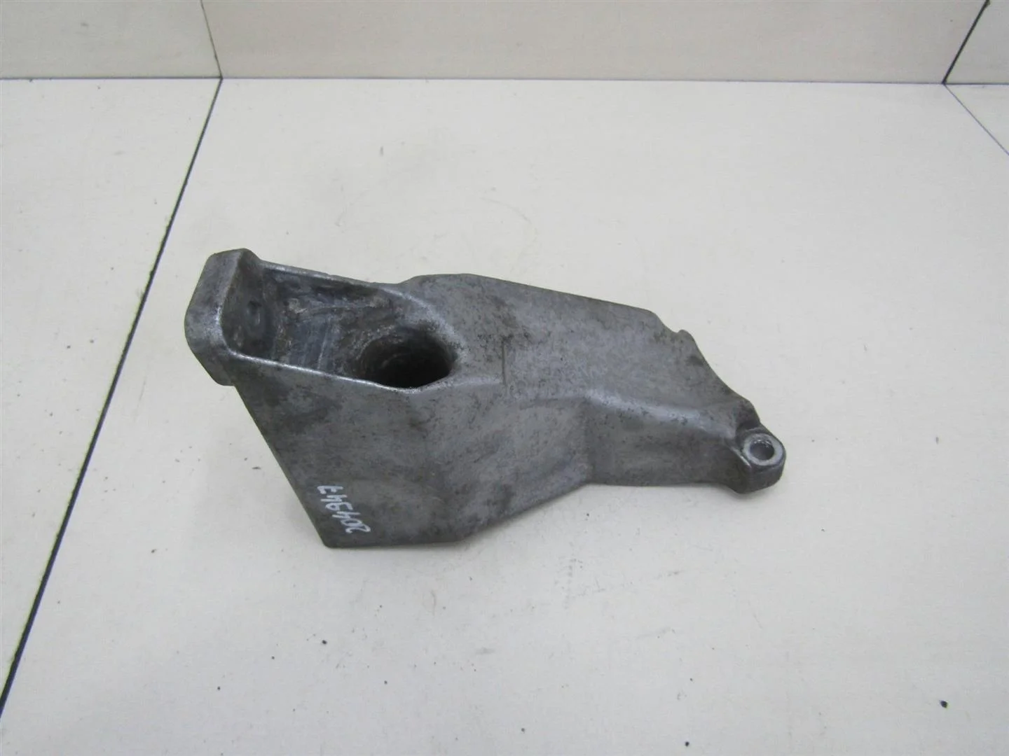 Кронштейн двигателя левый VW Passat (B5+) 2000-2005  [8D0199307P]  1.6 AHL в Вологде