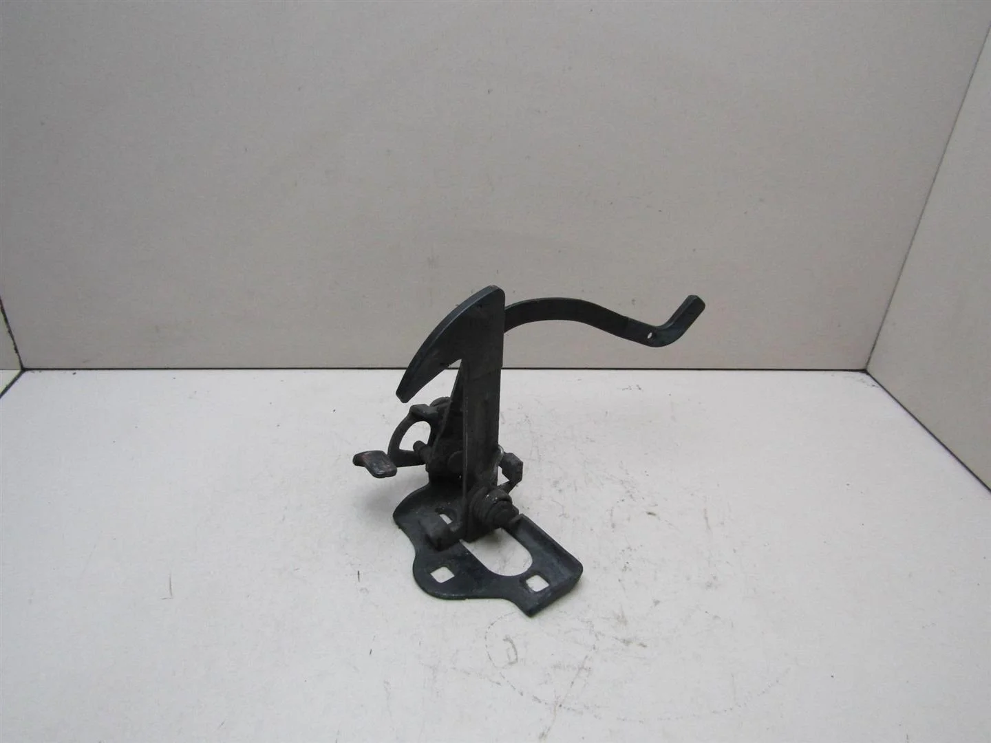 Крючок капота Skoda Octavia (A5 1Z-) 2004-2013  [1Z0823480F]  в Вологде