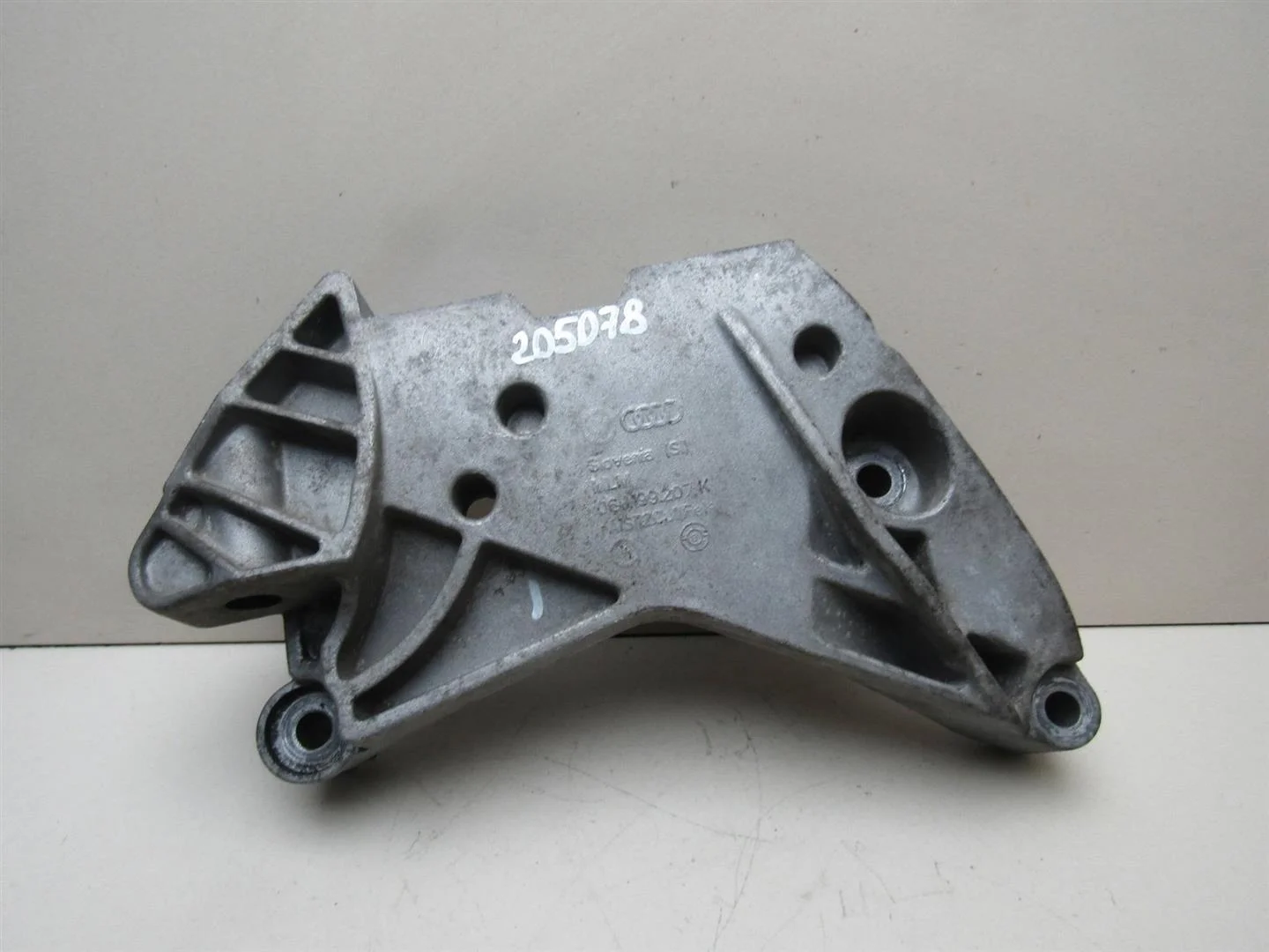 Кронштейн двигателя правый VW Passat (B6) 2005-2010  [06J199207K]  1.8  BZB в Вологде