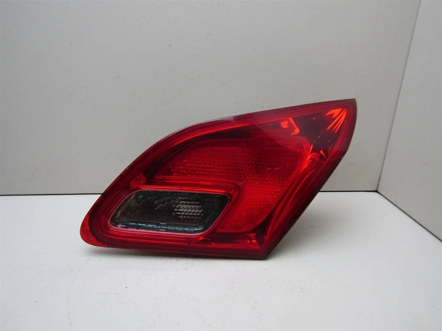 Фонарь задний внутренний правый Opel Astra J 2010-2017  [13306456]  в Вологде