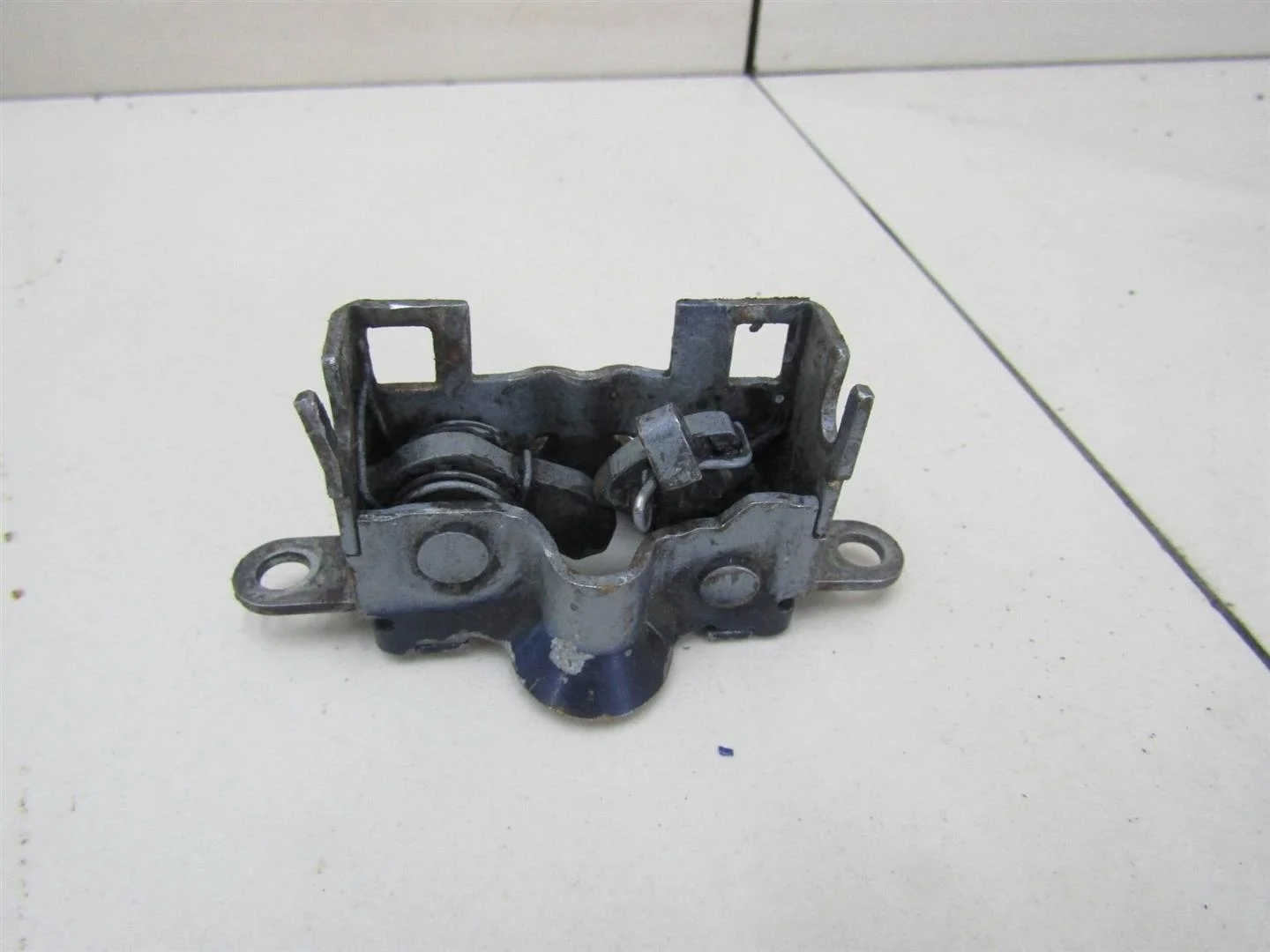 Замок капота Mercedes Benz W210 E-Klasse 1995-2000  [2108800960]  2.9 OM602.982 в Вологде