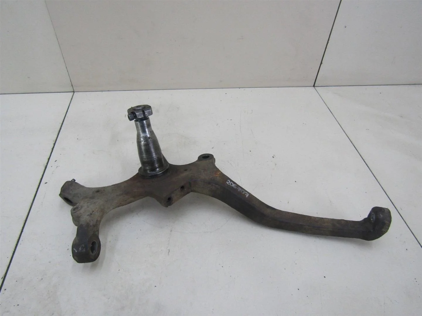 Кулак поворотный передний левый Mercedes Benz W210 E-Klasse 1995-2000  [2103300020]  2.9 OM602.982 в Вологде
