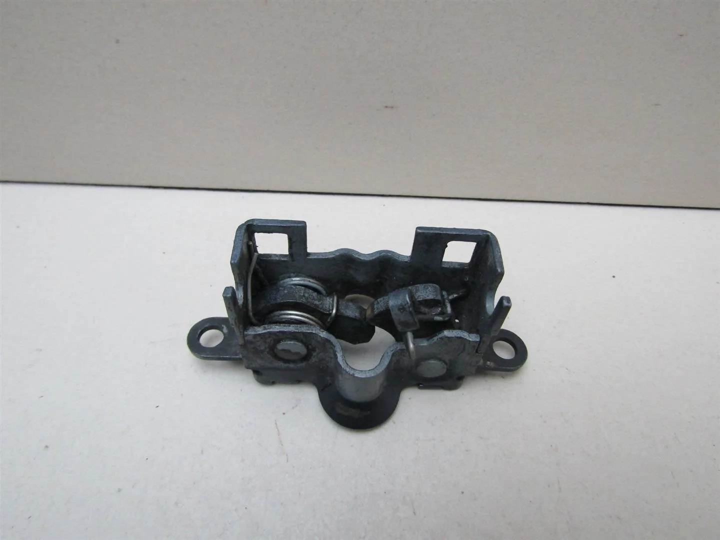 Замок капота Mercedes Benz W210 E-Klasse 1995-2000  [A2108800960]  2.9 OM602.982 в Вологде