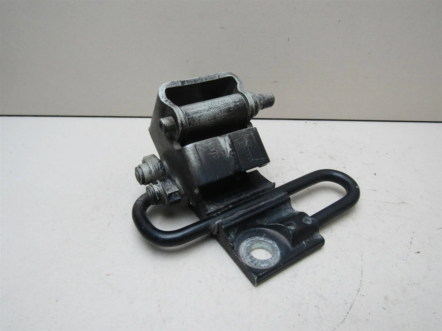 Петля двери задней правой нижняя Skoda Octavia (A4 1U-) 2000-2011  [4B0833412D]  1,4 BCA в Вологде