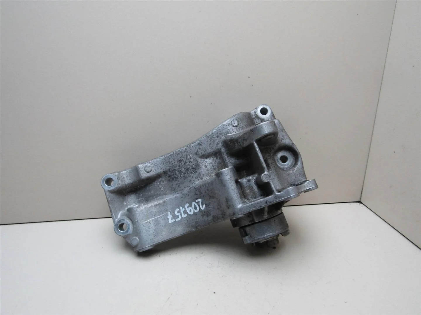 Кронштейн генератора Skoda Octavia (A4 1U-) 2000-2011  [030145167D]  1.4 в Вологде